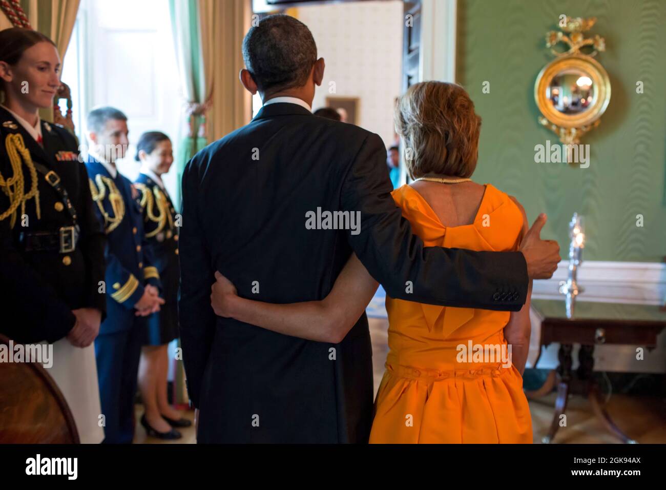 Il presidente Barack Obama cammina con Amb. Capricia Marshall, Capo uscente del protocollo, Dipartimento di Stato degli Stati Uniti, nella Sala Verde della Casa Bianca dopo il ricevimento del corpo Diplomatico, 19 luglio 2013. (Foto ufficiale della Casa Bianca di Pete Souza) questa fotografia ufficiale della Casa Bianca è resa disponibile solo per la pubblicazione da parte delle organizzazioni di notizie e/o per uso personale la stampa dal soggetto(i) della fotografia. La fotografia non può essere manipolata in alcun modo e non può essere utilizzata in materiali commerciali o politici, pubblicità, e-mail, prodotti, promozioni che in qualsiasi modo suggerisce circa Foto Stock