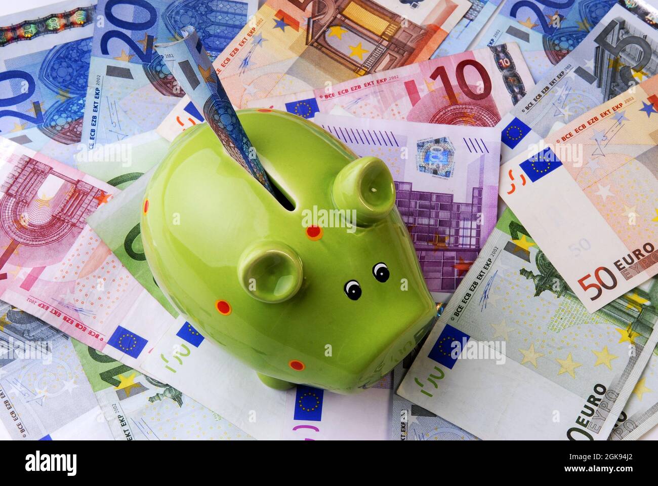 Euro fatture con verde piggybank, Europa Foto Stock