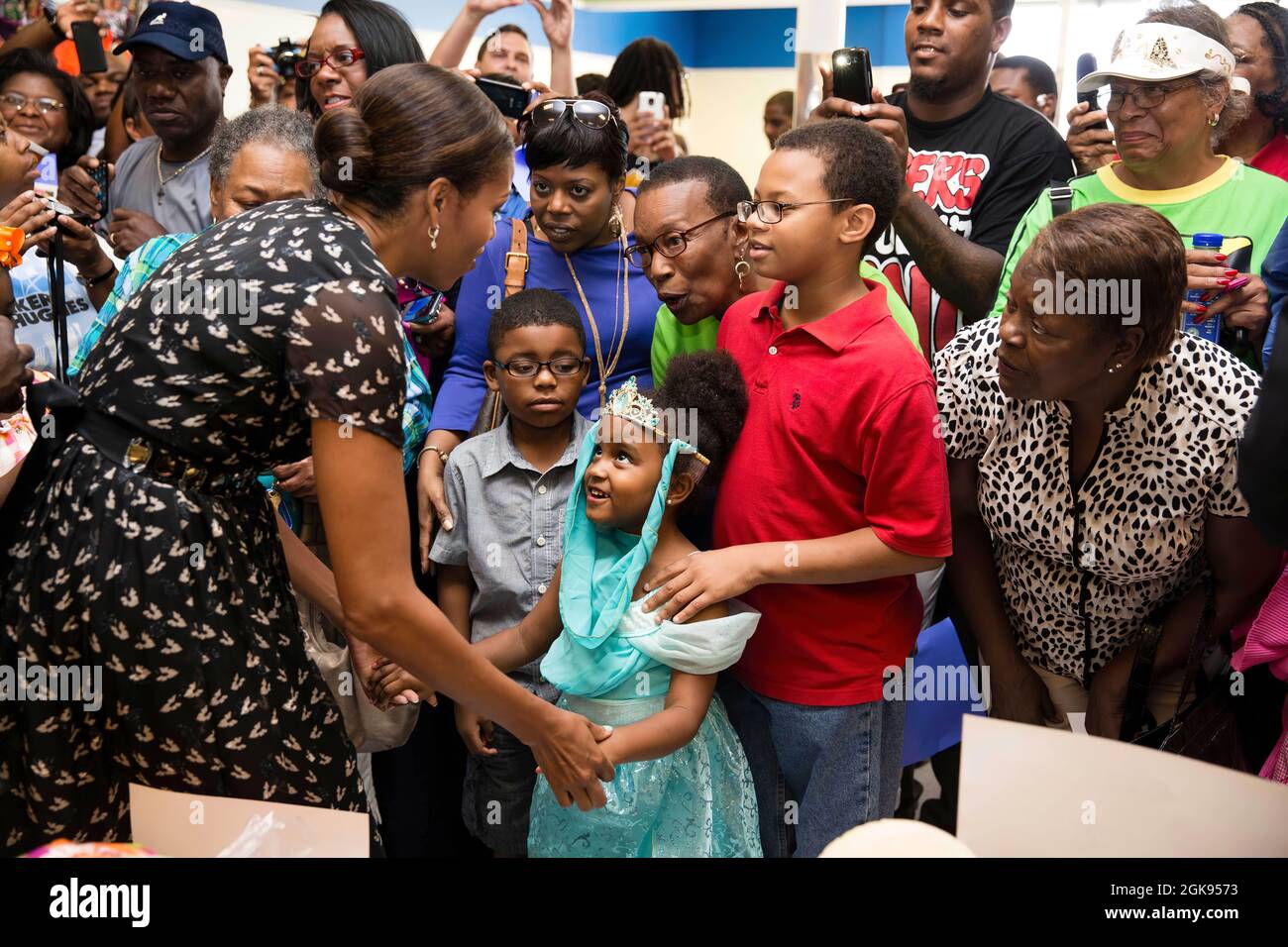 First Lady Michelle Obama saluta i bambini durante una visita al negozio di alimentari Sterling Farms a Marrero, Louisiana, 23 luglio 2013. Il negozio è stato aperto l'anno scorso dall'attore Wendell Pierce come parte della "Alliance for A Severyeller Generation". (Foto ufficiale della Casa Bianca di Chuck Kennedy) questa fotografia ufficiale della Casa Bianca è resa disponibile solo per la pubblicazione da parte delle organizzazioni di notizie e/o per uso personale la stampa dal soggetto(i) della fotografia. La fotografia non può essere manipolata in alcun modo e non può essere utilizzata in materiali commerciali o politici, pubblicità, e-mail, prodotti, pro Foto Stock