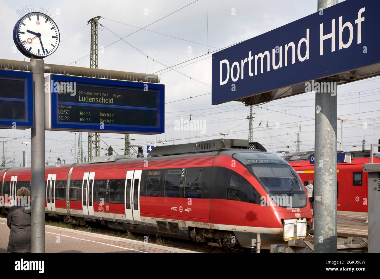 Stazione principale di Dortmund con treno cittadino, Germania, Renania settentrionale-Vestfalia, zona della Ruhr, Dortmund Foto Stock