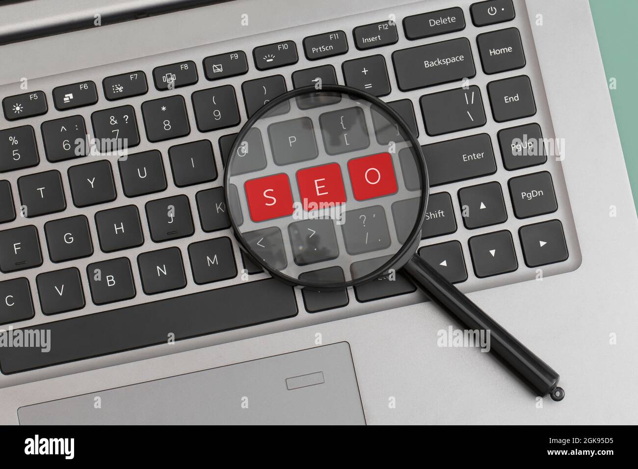 Pulsanti con la parola seo su una tastiera. Foto Stock