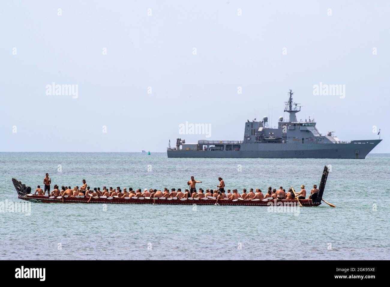Tradizionale pagaia waka intorno al Wellington HMNZS in Waitangi Day in Waitangi, Nuova Zelanda, Giovedi, 6 febbraio 2020. Giorno nazionale della Nuova Zelanda c Foto Stock