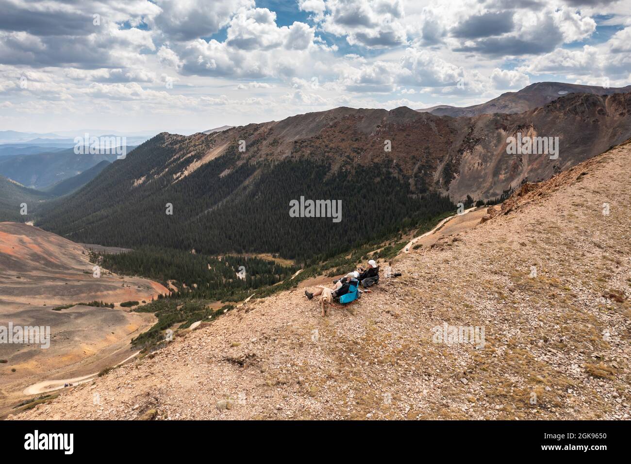 Escursionisti che riposano sulla cima della montagna in Colorado Foto Stock