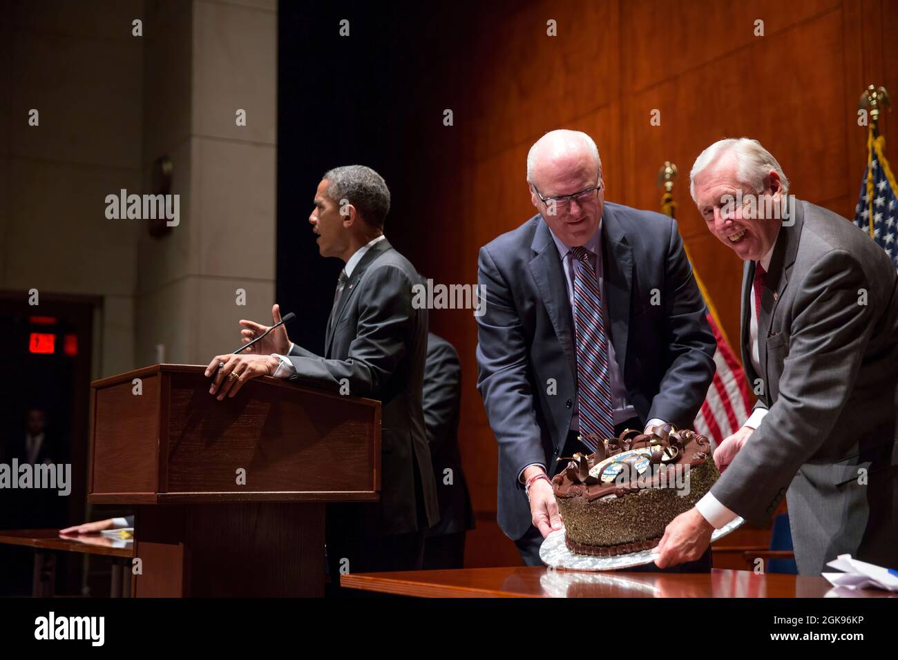 I leader democratici della casa Joe Crowley, D-N.Y., e Steny Hoyer, D-Md., presentano una torta di compleanno al presidente Barack Obama durante un incontro con la Casa democratico Caucus al Campidoglio degli Stati Uniti a Washington, D.C., 31 luglio 2013. (Foto ufficiale della Casa Bianca di Pete Souza) questa fotografia ufficiale della Casa Bianca è resa disponibile solo per la pubblicazione da parte delle organizzazioni di notizie e/o per uso personale la stampa dal soggetto(i) della fotografia. La fotografia non può essere manipolata in alcun modo e non può essere utilizzata in materiali commerciali o politici, pubblicità, e-mail, prodotti, promozioni che Foto Stock