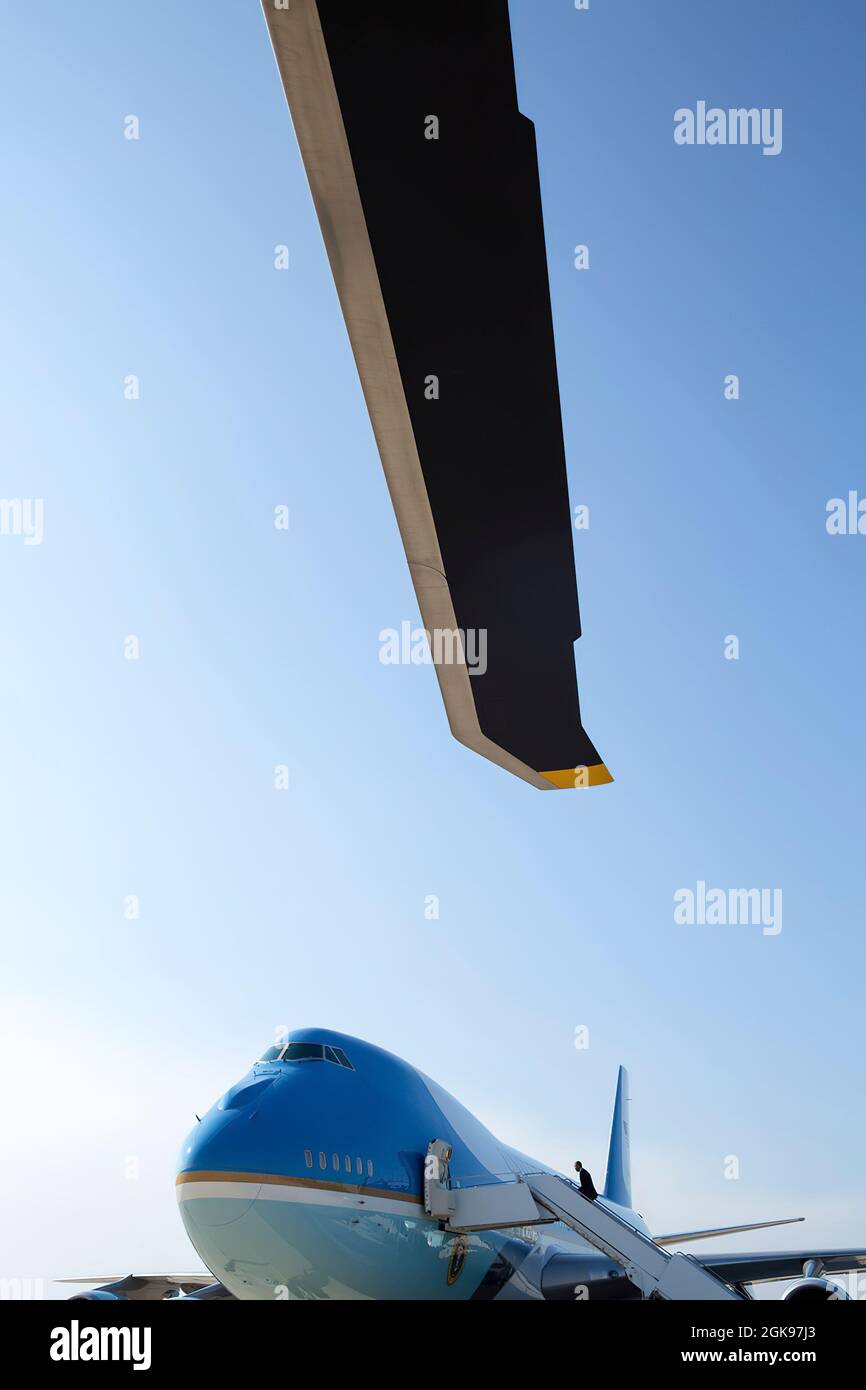 Il presidente Barack Obama si imbarda sull'Air Force One presso la Joint base Andrews, Maryland, per la partenza verso Buffalo, N.Y., 22 agosto 2013. (Foto ufficiale della Casa Bianca di Pete Souza) questa fotografia ufficiale della Casa Bianca è resa disponibile solo per la pubblicazione da parte delle organizzazioni di notizie e/o per uso personale la stampa dal soggetto(i) della fotografia. La fotografia non può essere manipolata in alcun modo e non può essere utilizzata in materiali commerciali o politici, pubblicità, e-mail, prodotti, promozioni che in alcun modo suggeriscono l'approvazione o l'approvazione del presidente, della prima famiglia, o della H bianca Foto Stock