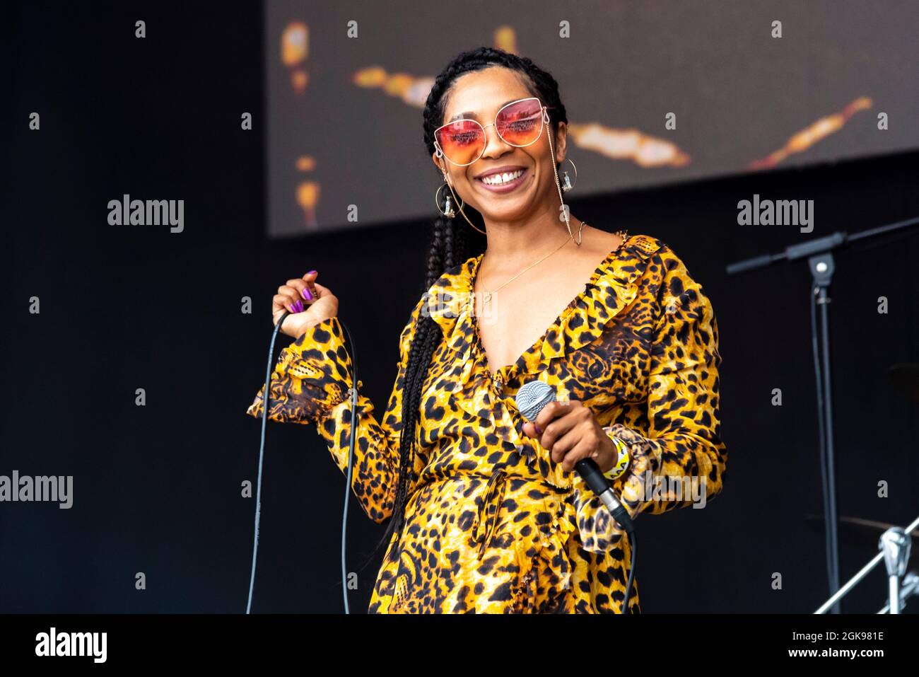 Il cantante Hollie Cook si esibisce in un festival di concerti musicali a Garon Park, Southend on Sea, Essex. Cantante punk/reggae femminile in precedenza con le fessure Foto Stock