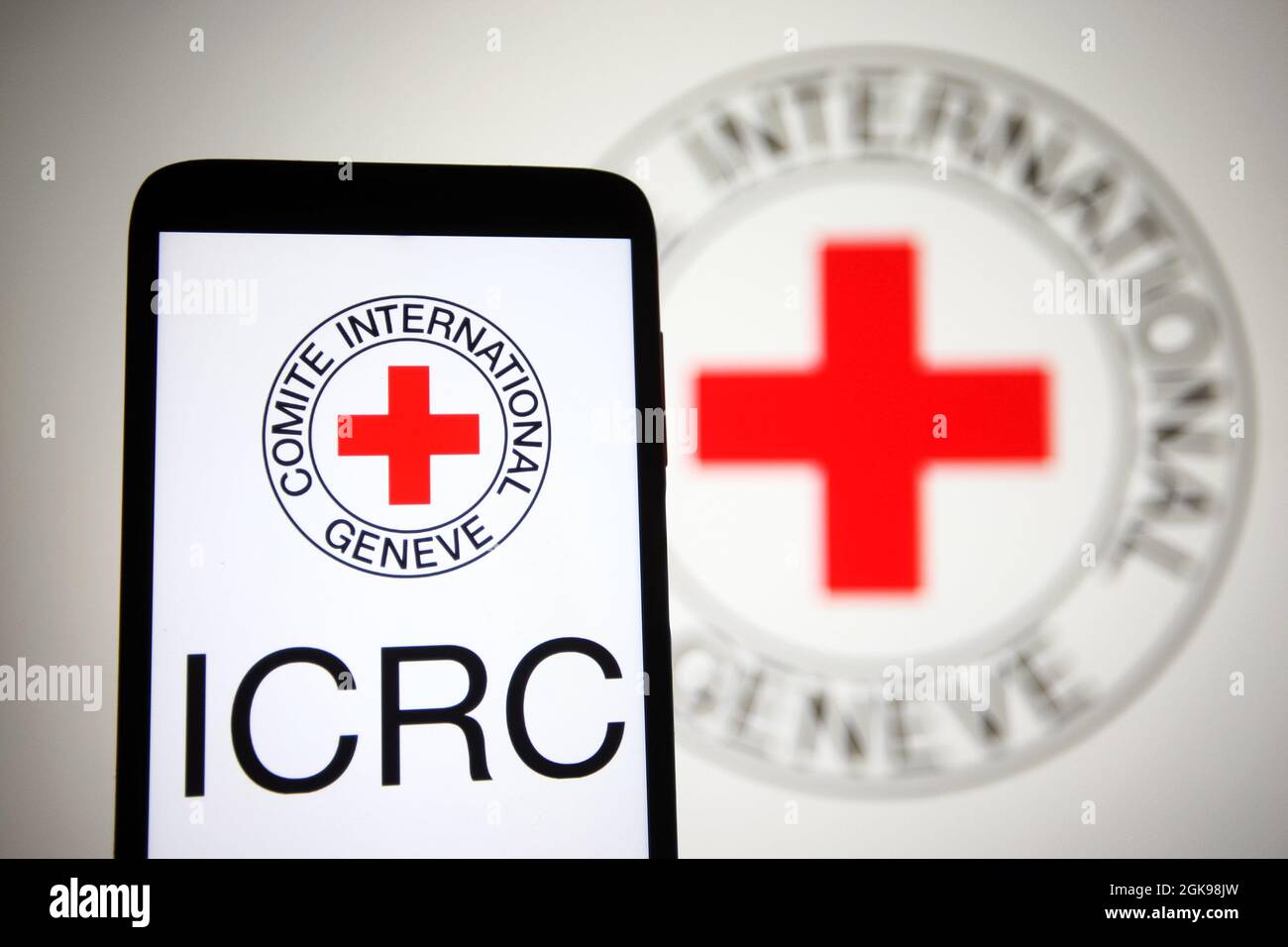 In questa illustrazione della foto viene visualizzato il logo del Comitato Internazionale della Croce Rossa (CICR) sullo schermo di uno smartphone. Foto Stock