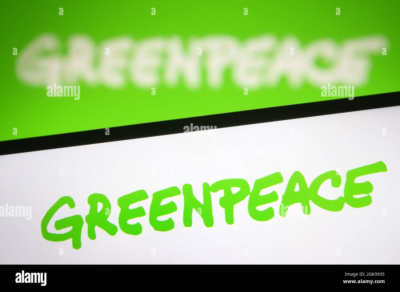 Ucraina. 13 settembre 2021. In questa immagine è visualizzato il logo Greenpeace sullo schermo di uno smartphone e di un pc. (Foto di Pavlo Gonchar/SOPA Images/Sipa USA) Credit: Sipa USA/Alamy Live News Foto Stock