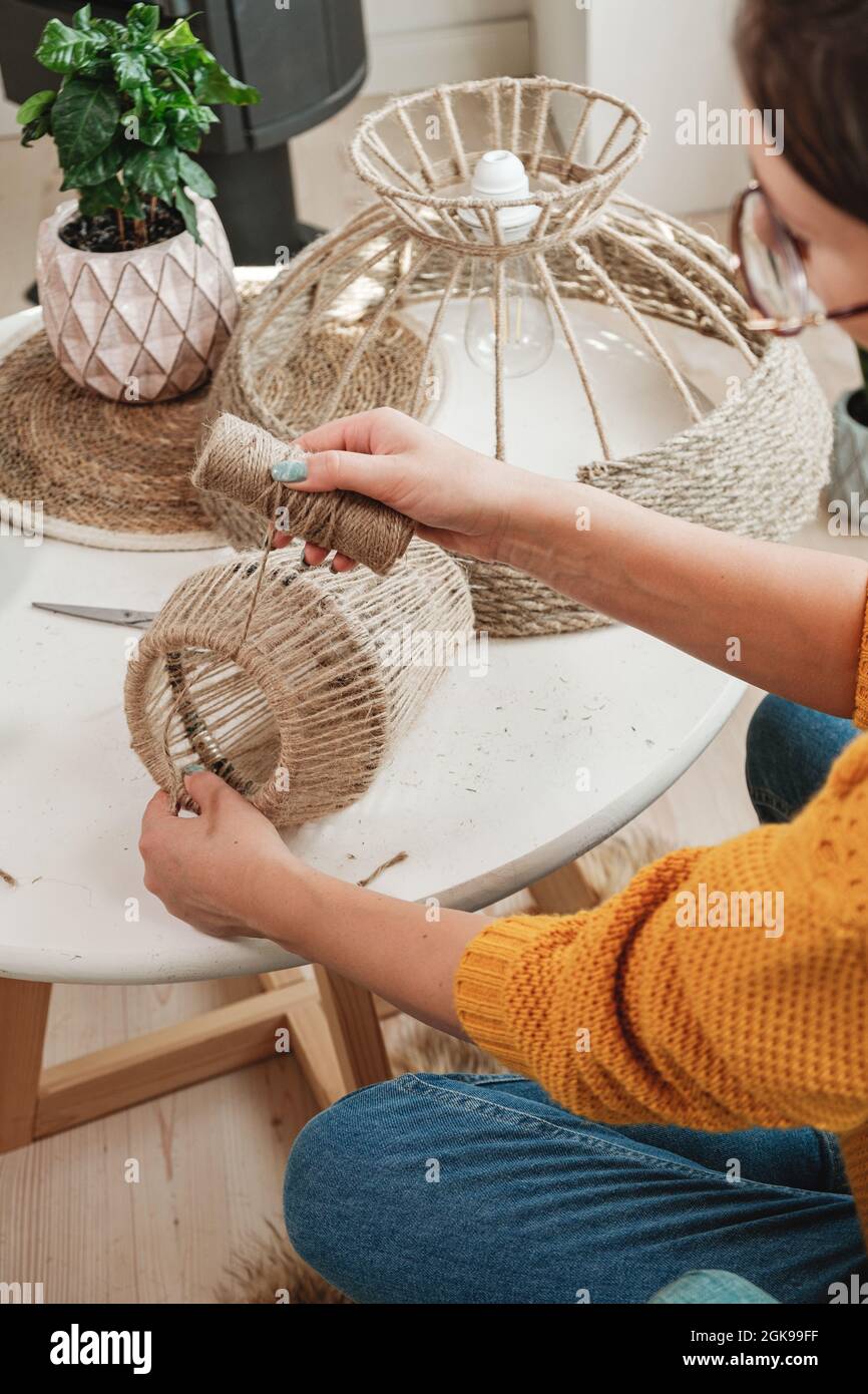 Donna fa lampada fai-da-te fatta a mano da corda di iuta Foto stock - Alamy