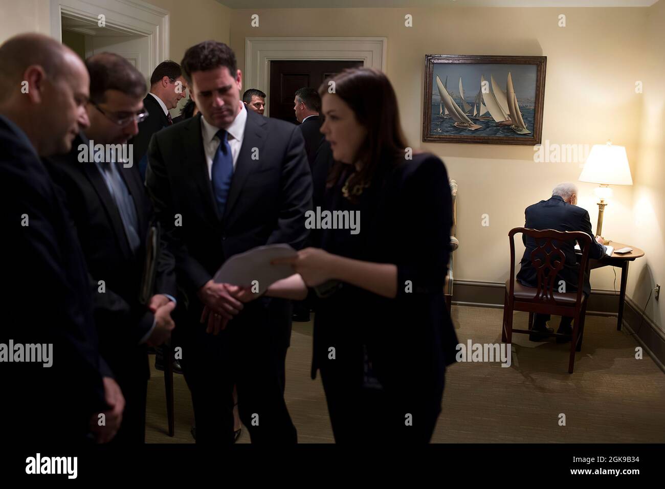 Il Presidente Shimon Peres d'Israele, seduto a destra, attende nel corridoio fuori dall'Ufficio ovale prima di incontrare il Presidente Barack Obama, 25 giugno 2014. DaN Shapiro, Ambasciatore degli Stati Uniti in Israele, seconda a sinistra, conferisce a Clare Gallagher, Vice Direttore della NSC per le visite. (Foto ufficiale della Casa Bianca di Pete Souza) Questa fotografia ufficiale della Casa Bianca è resa disponibile solo per la pubblicazione da parte delle organizzazioni di stampa e/o per uso personale per la stampa da parte del soggetto(i) della fotografia. La fotografia non può essere manipolata in alcun modo e non può essere utilizzata in materiali commerciali o politici; Foto Stock