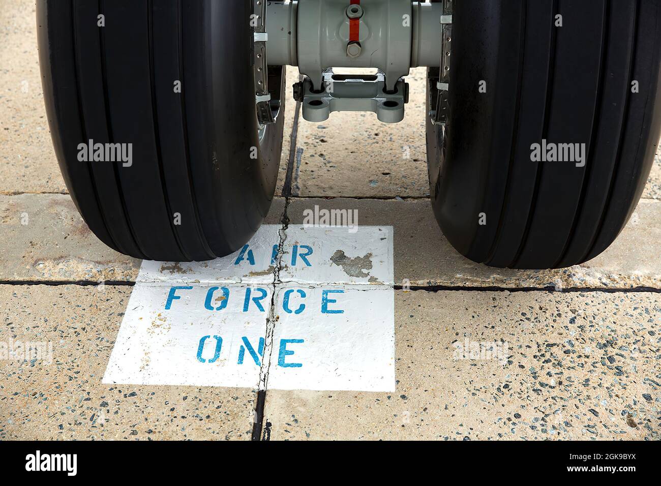 Dettaglio delle ruote di Air Force uno sul tarmac a Joint base Andrews, Md., prima della partenza del presidente Barack Obama sulla strada per Evansville, Ind., 3 ottobre 2014. (Foto ufficiale della Casa Bianca di Chuck Kennedy) questa fotografia ufficiale della Casa Bianca è resa disponibile solo per la pubblicazione da parte delle organizzazioni di notizie e/o per uso personale la stampa dal soggetto(i) della fotografia. La fotografia non può essere manipolata in alcun modo e non può essere utilizzata in materiali commerciali o politici, pubblicità, e-mail, prodotti, promozioni che in alcun modo suggeriscono l'approvazione o l'approvazione delle Pres Foto Stock