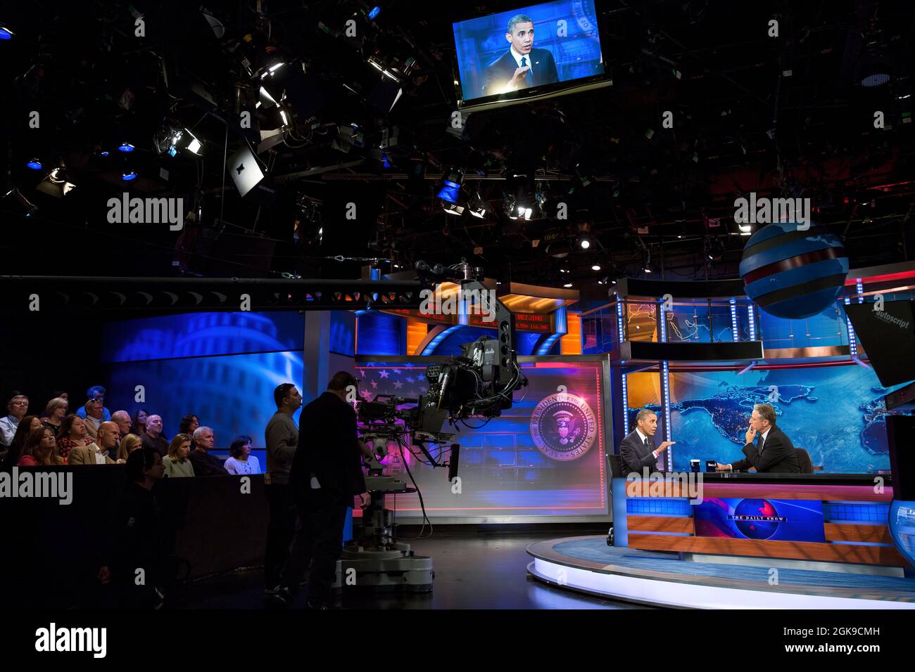 Il presidente Barack Obama è intervistato da Jon Stewart durante una registrazione di 'The Daily Show with Jon Stewart' presso i Comedy Central Studios di New York, N.Y., 18 ottobre 2012. (Foto ufficiale della Casa Bianca di Pete Souza) questa fotografia ufficiale della Casa Bianca è resa disponibile solo per la pubblicazione da parte delle organizzazioni di notizie e/o per uso personale la stampa dal soggetto(i) della fotografia. La fotografia non può essere manipolata in alcun modo e non può essere utilizzata in materiali commerciali o politici, pubblicità, e-mail, prodotti, promozioni che in alcun modo suggeriscono l'approvazione o l'approvazione delle Pres Foto Stock