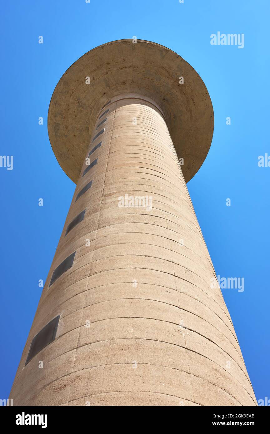 particolare di un serbatoio dell'acqua elevato su una struttura in calcestruzzo Foto Stock