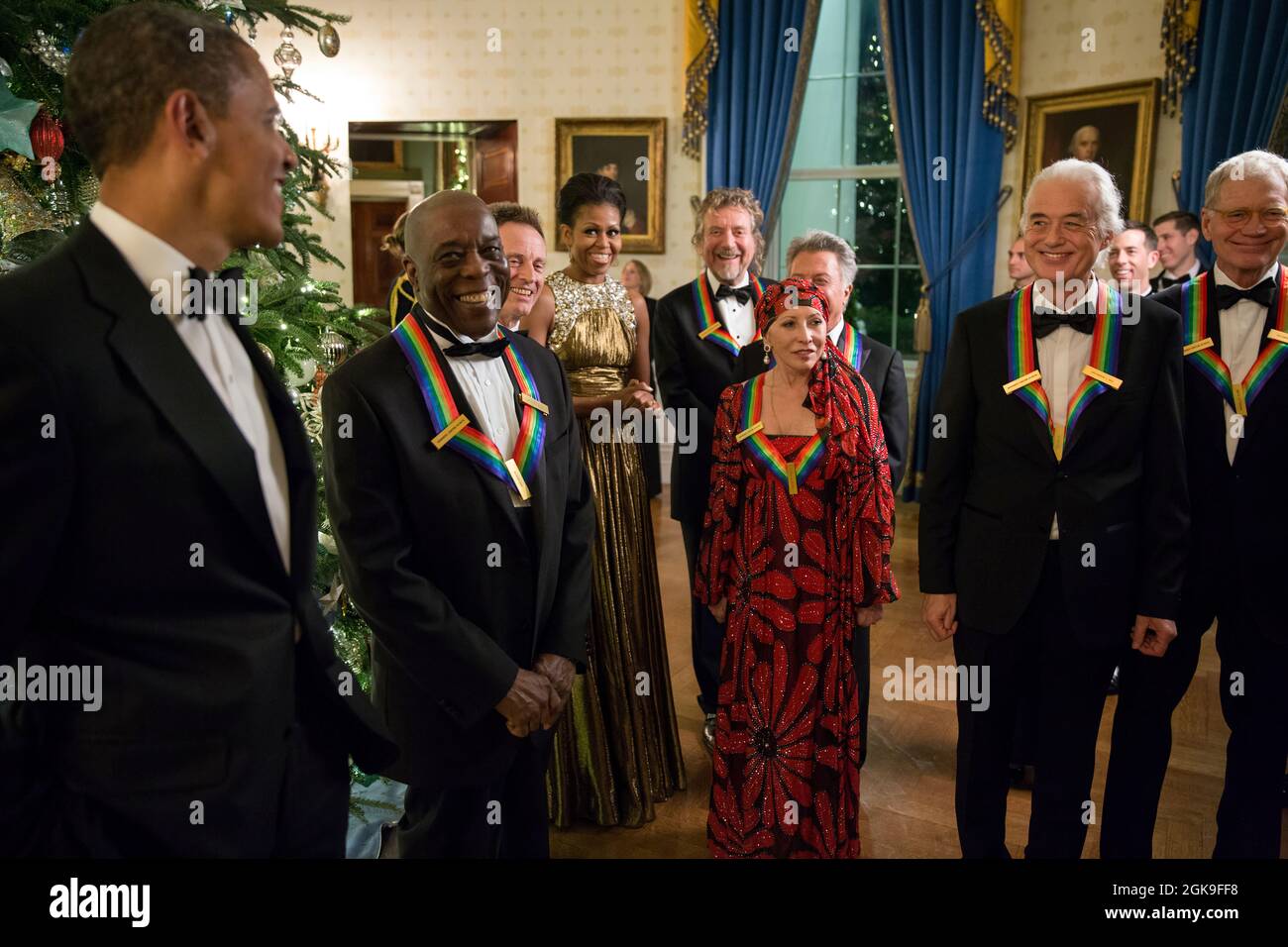 Il Presidente Barack Obama e la prima Signora Michele Obama parlano con i 2012 onorificenti del Kennedy Center nella Sala Blu della Casa Bianca prima di un ricevimento nella Sala Est, 2 dicembre 2012. Gli onorari, da sinistra, sono: Chicago bluesman Buddy Guy, LED Zeppelin tastierista e bassista John Paul Jones, LED Zeppelin cantante Robert Plant, ballerina Natalia Makarova, attore Dustin Hoffman, LED Zeppelin chitarrista Jimmy Page, e televisione comico David Letterman. (Foto ufficiale della Casa Bianca di Pete Souza) questa fotografia ufficiale della Casa Bianca è disponibile solo per la pubblicazione da parte delle organizzazioni di notizie Foto Stock