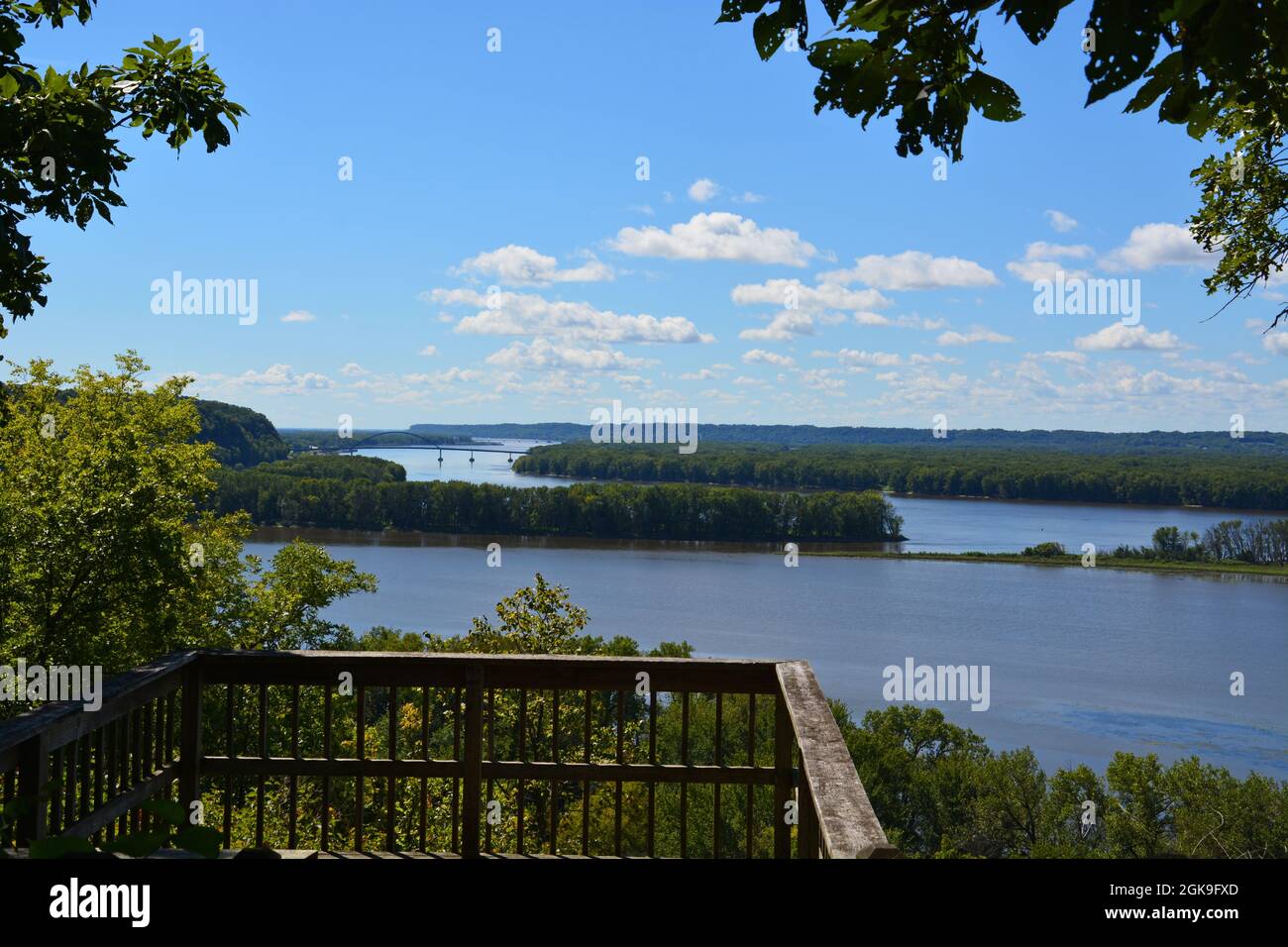 Affacciato sul fiume Mississippi da una piattaforma panoramica a Oak Point nel Mississippi Palisades state Park fuori da Savanna Illinois. Foto Stock