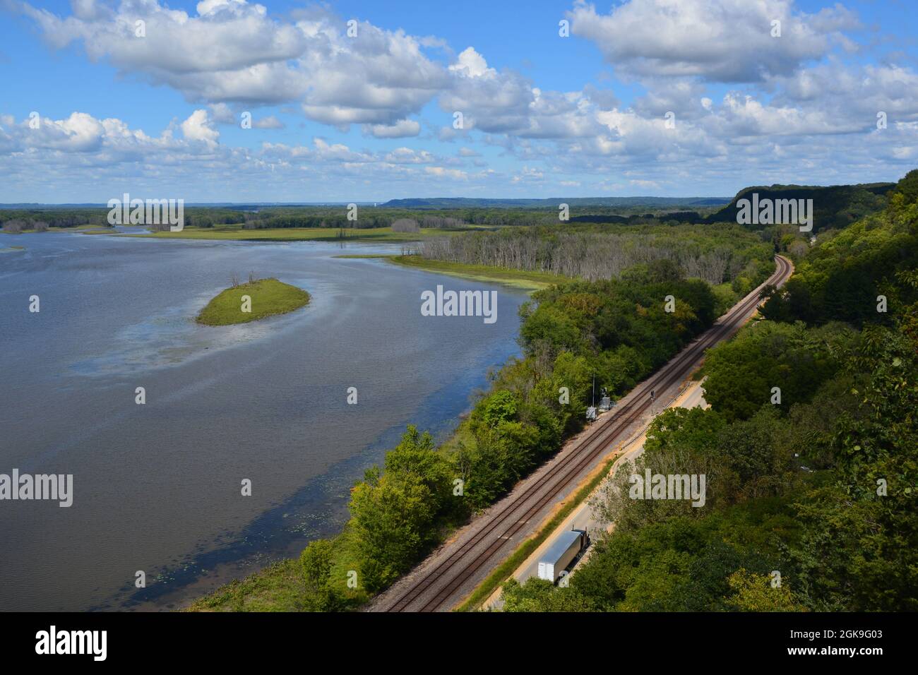 Vista dei binari della ferrovia lungo il fiume Mississippi al Lookout Point si affaccia sul Mississippi Palisades state Park fuori da Savanna Illinois. Foto Stock