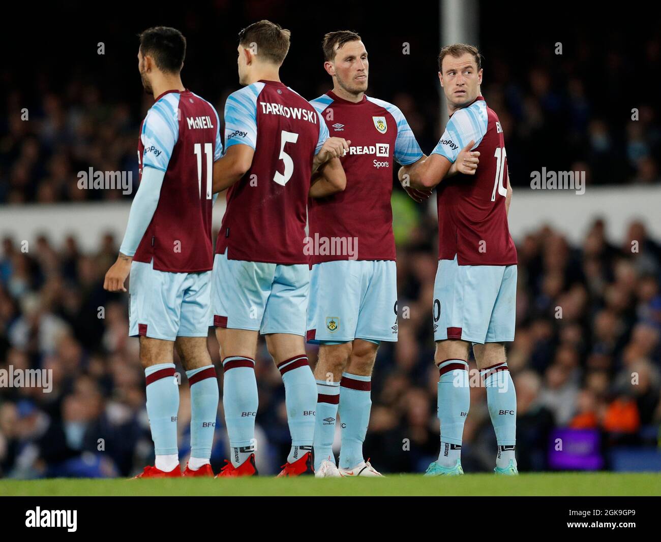 Liverpool, Inghilterra, 13 settembre 2021. Ashley Barnes e Chris Wood di Burnley durante la partita della Premier League al Goodison Park, Liverpool. Il credito dell'immagine dovrebbe leggere: Darren Staples / Sportimage Credit: Sportimage/Alamy Live News Foto Stock