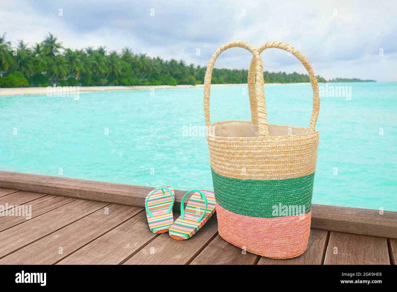 Accessori da spiaggia sul pontile in legno in mare resort Foto stock - Alamy