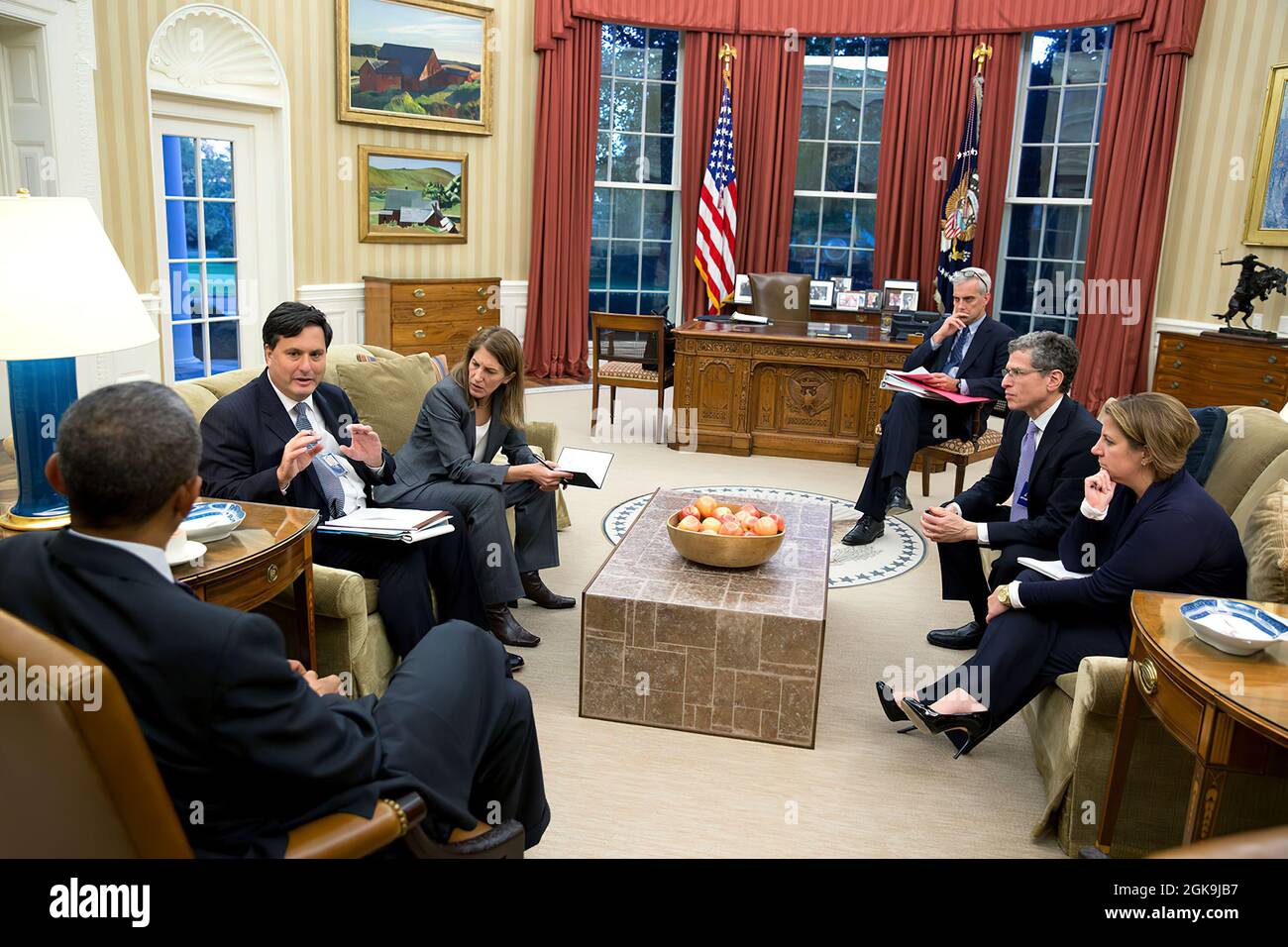 Il presidente Barack Obama tiene un incontro sulla risposta del governo Ebola, presso l'Ufficio ovale, 27 ottobre 2014. Partecipano, da sinistra,: Il Coordinatore della risposta di Ebola Ron Klain; il Segretario della Salute e dei servizi umani Sylvia Mathews Burwell; il Capo dello staff Denis McDonough; Leslie Dach, Senior Counsel, Dipartimento della Salute e dei servizi umani degli Stati Uniti; e Lisa Monaco, Assistente del Presidente per la sicurezza interna e il antiterrorismo. (Foto ufficiale della Casa Bianca di Pete Souza) questa fotografia ufficiale della Casa Bianca è resa disponibile solo per la pubblicazione da parte delle organizzazioni di notizie e/o per uso personale Foto Stock