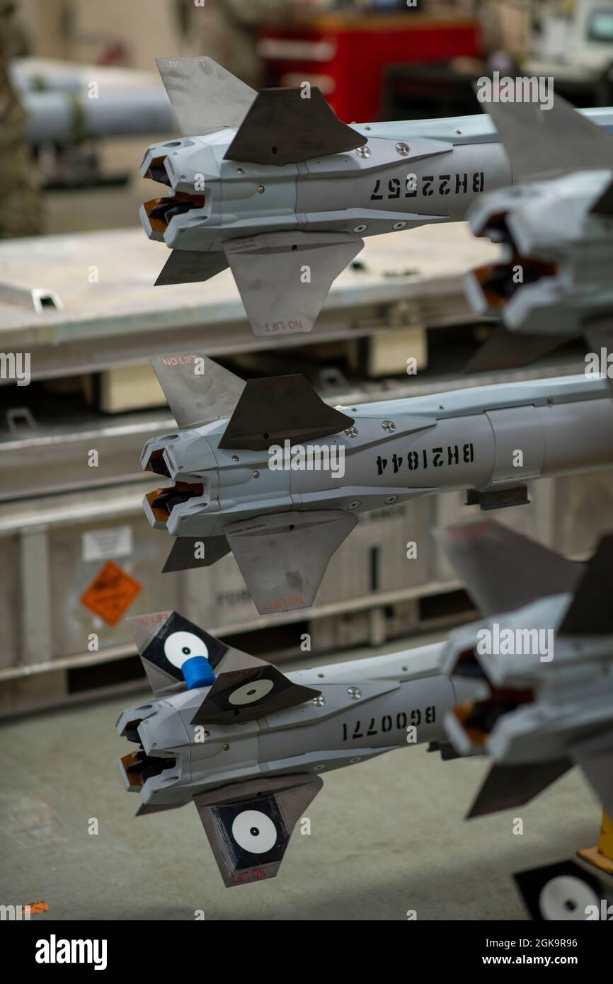 I missili AIM-9 Sidewinder sono impilati presso la base militare Tyndall Air Force base, Florida, 25 agosto 2021. In preparazione di un programma di valutazione del sistema di armi, il 325th Munizioni Squadron costruisce e prepara le munizioni il più presto possibile per rimanere in anticipo rispetto al programma. (STATI UNITI Air Force foto di Airman 1a classe Tiffany Prezzo) Foto Stock