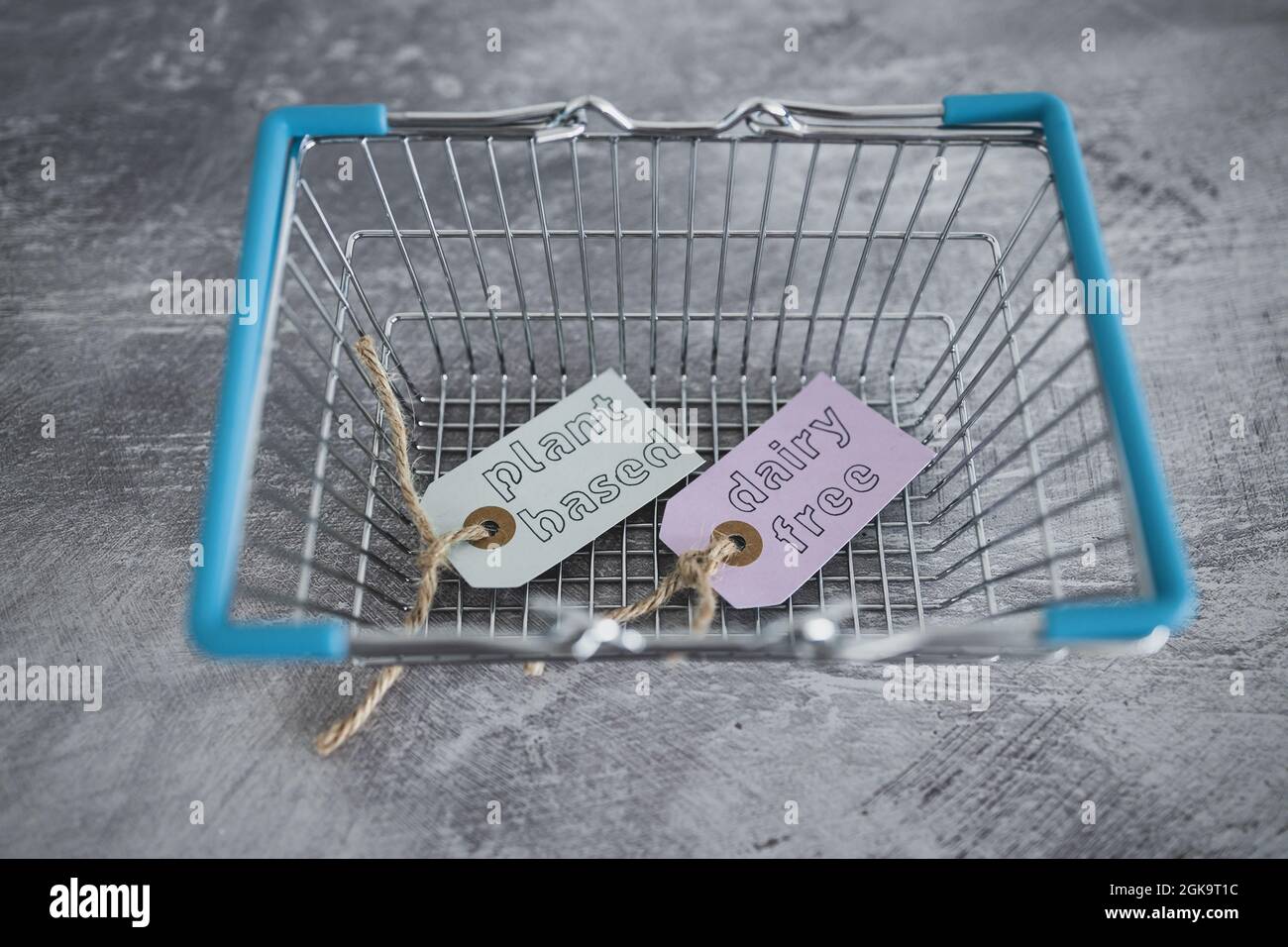 etichette di prodotti a base di piante e senza latte in cima al carrello della spesa, concetto di alimentazione sana e scelte dietetiche Foto Stock