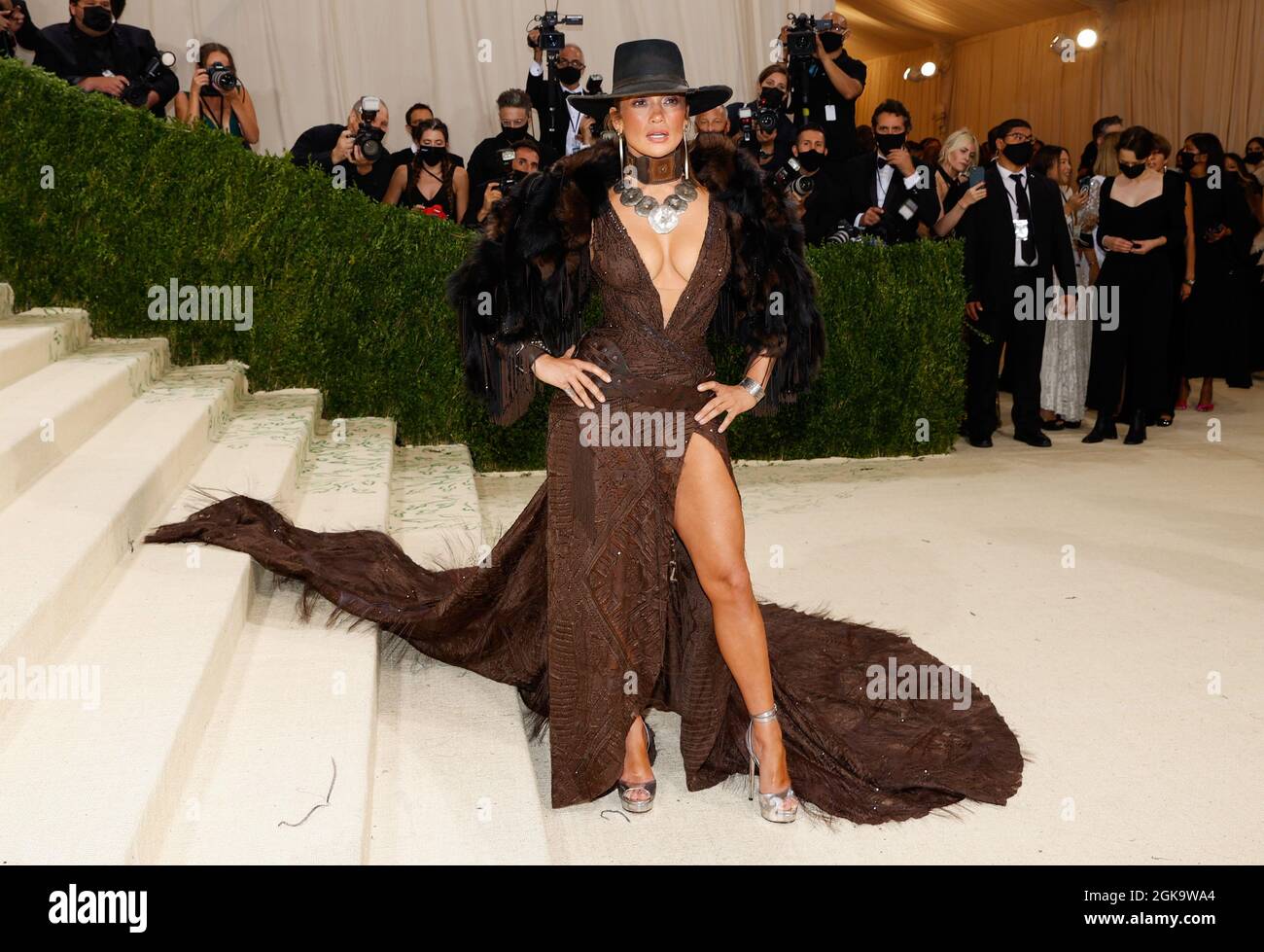 New York, Stati Uniti. 13 settembre 2021. Jennifer Lopez arriva per il Met Gala al Metropolitan Museum of Art celebrando l'apertura di in America: Un Lessico di Moda a New York City lunedì 13 settembre 2021. Foto di John Angelillo/UPI Credit: UPI/Alamy Live News Foto Stock