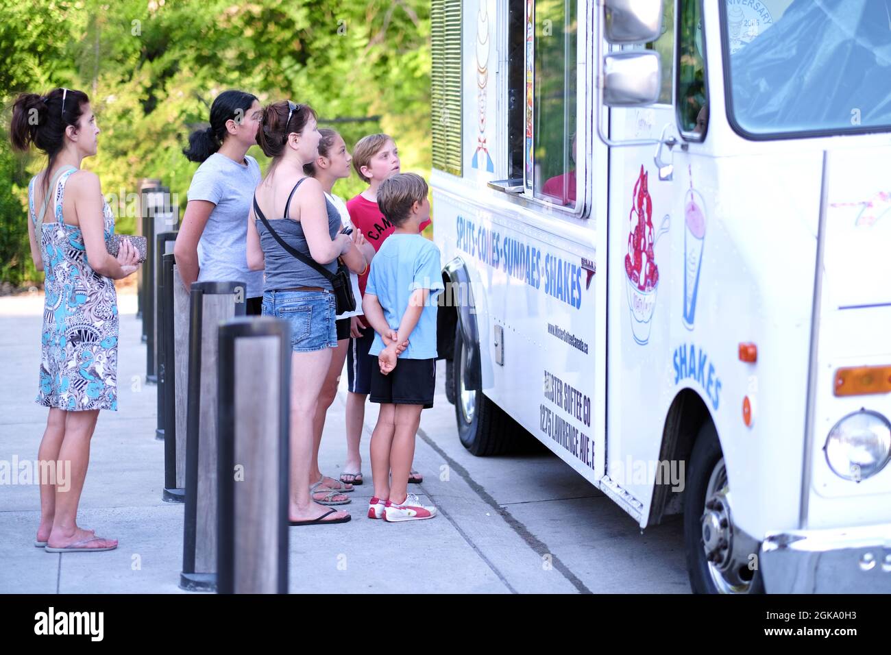 Richmond Hill, Ontario, Canada - 29 giugno 2019 : Famiglia con i bambini si allineano di fronte al camion dell'alimento del gelato. Goditi il divertimento estivo al parco del lago Wilcox. Foto Stock