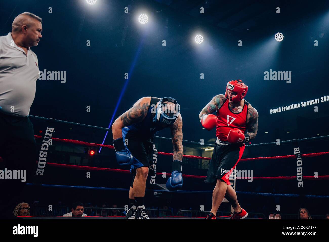 Guns 'N Hose Charity Boxing tra Omaha polizia e pompieri Foto Stock