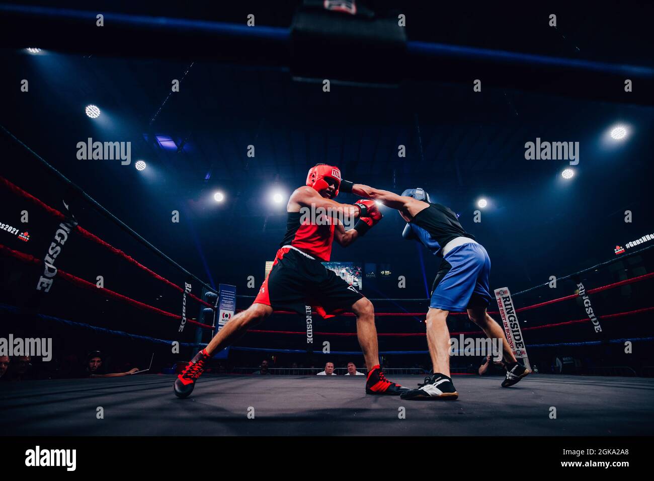 Guns 'N Hose Charity Boxing tra Omaha polizia e pompieri Foto Stock