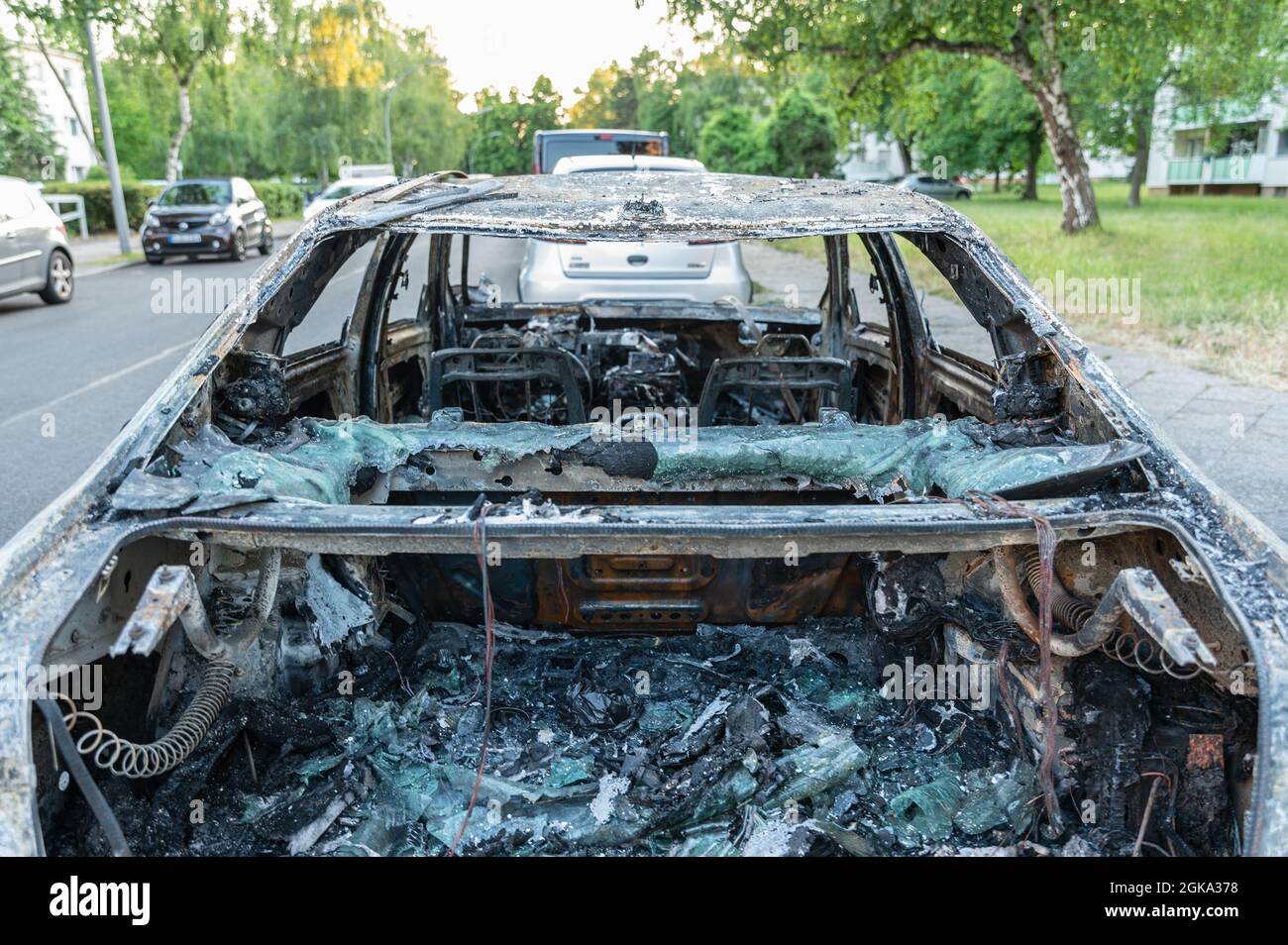 Mercedes è bruciata nella zona residenziale vicino alla strada. Vista posteriore Foto Stock