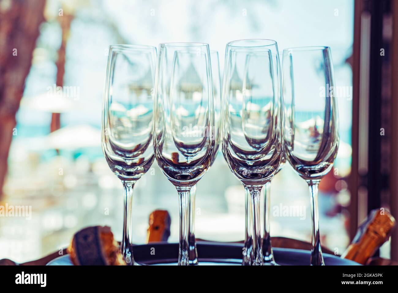 Bicchiere di champagne sulla spiaggia. Concetto di festa. Foto Stock