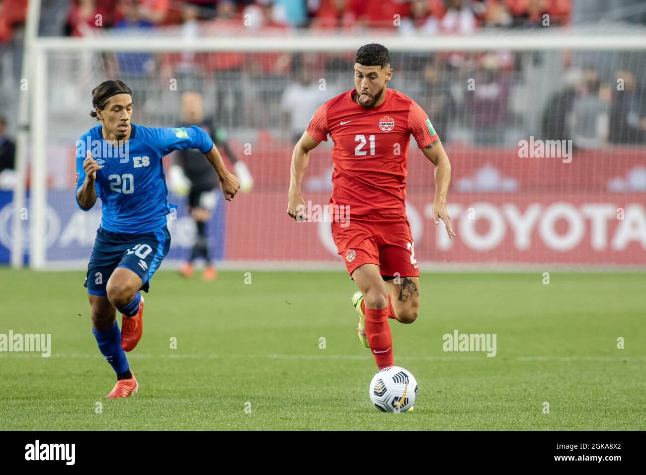 Toronto, Canada, 8 settembre 2021: Jonathan Osorio (No.21) del Team Canada in azione contro Enrico Hernández (No.20) del Team El Salvador durante la gara di qualificazione CONCACAF World Cup 2022 al BMO Field di Toronto, Canada. Il Canada ha vinto la partita 3-0. Foto Stock