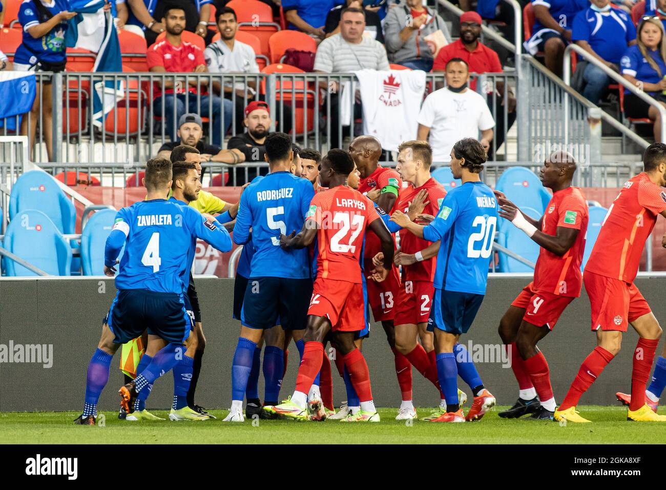 Toronto, Canada. 8 settembre 2021: Il team Canada (Red) ha discusso con il team El Salvador (blu) durante la partita di qualificazione ONCACACAF World Cup 2022 al BMO Field di Toronto, Canada. Il Canada ha vinto la partita 3-0. Foto Stock