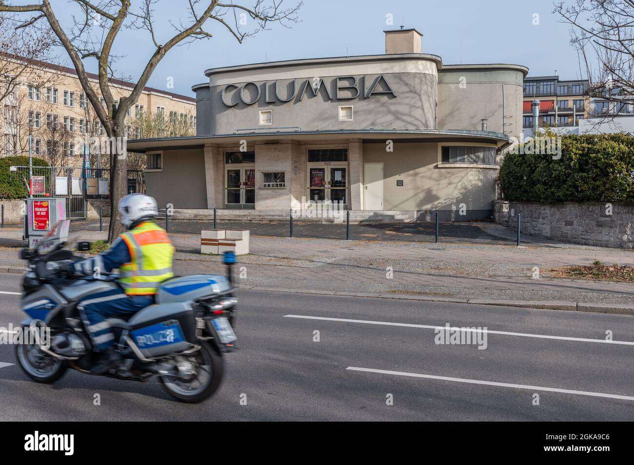 Columbia Theater su Airlift Square con la motocicletta della polizia di passaggio Foto Stock