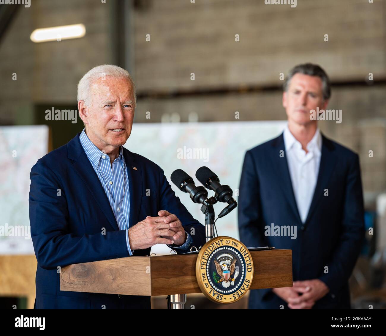 MATHER, CA, US.A. - SETT. 13, 2021: Il presidente Joe Bidemakes un punto mentre Gov. Gavin Newsom guarda sulla pari della sua elezione di richiamo. Foto Stock