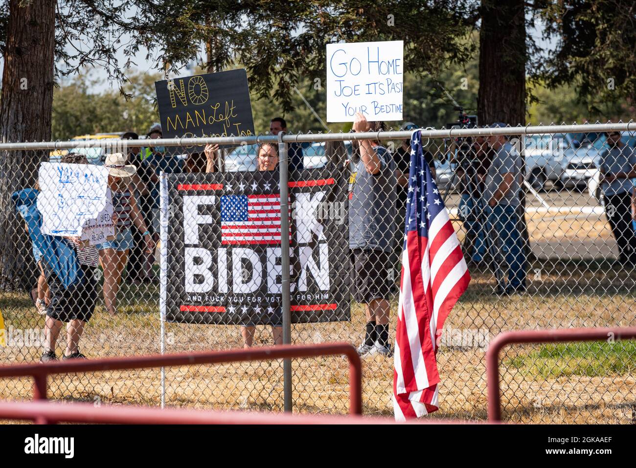 MATHER, CA, US.A. - SETT. 13, 2021: I manifestanti sollevano segnali e grida ai fotografi della stampa durante una protesta durante la visita del presidente Joe Biden a. Foto Stock