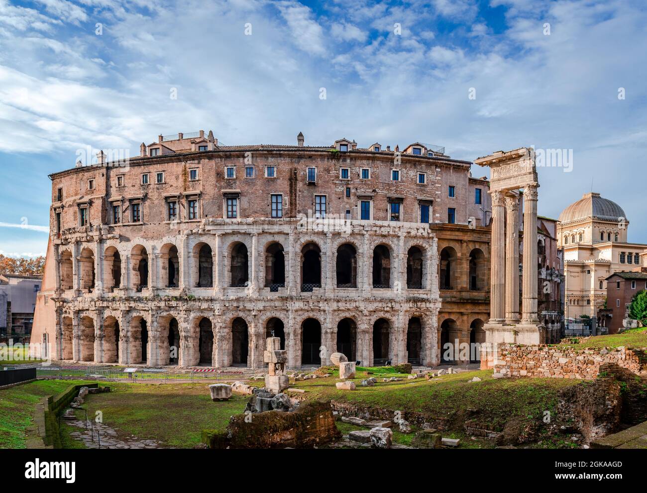 Il Teatro di Marcellus, antico teatro all'aperto di Roma. Le rovine del  Tempio di Apollo sono sulla destra Foto stock - Alamy