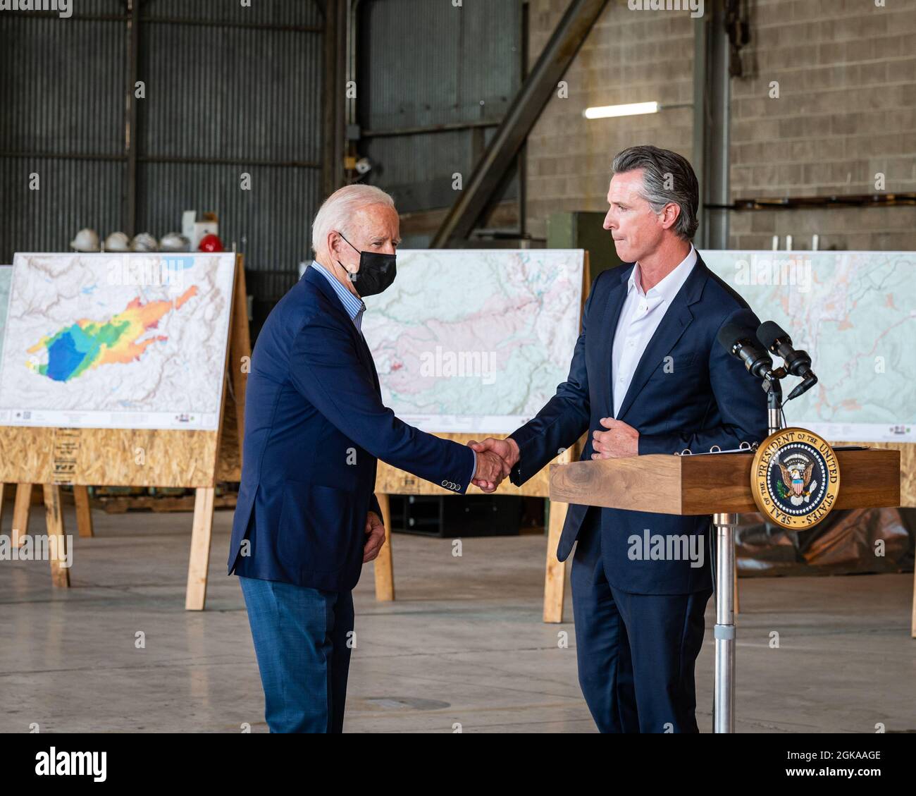 MATHER, CA, US.A. - SETT. 13, 2021: Gov. Gavin Newsom e il presidente Joe Biden si scuotono le mani prima di una conferenza stampa. Foto Stock