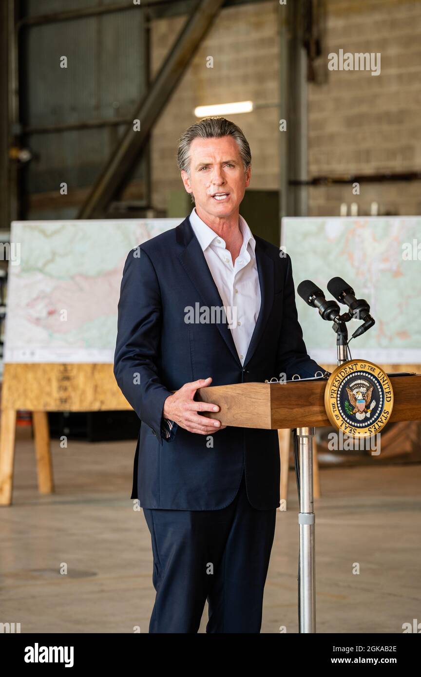 MATHER, CA, US.A. - SETT. 13, 2021: Gov. Gavin Newsom parla alla stampa con mappe relative ai fuochi d'incognito della zona dietro di lui. Foto Stock