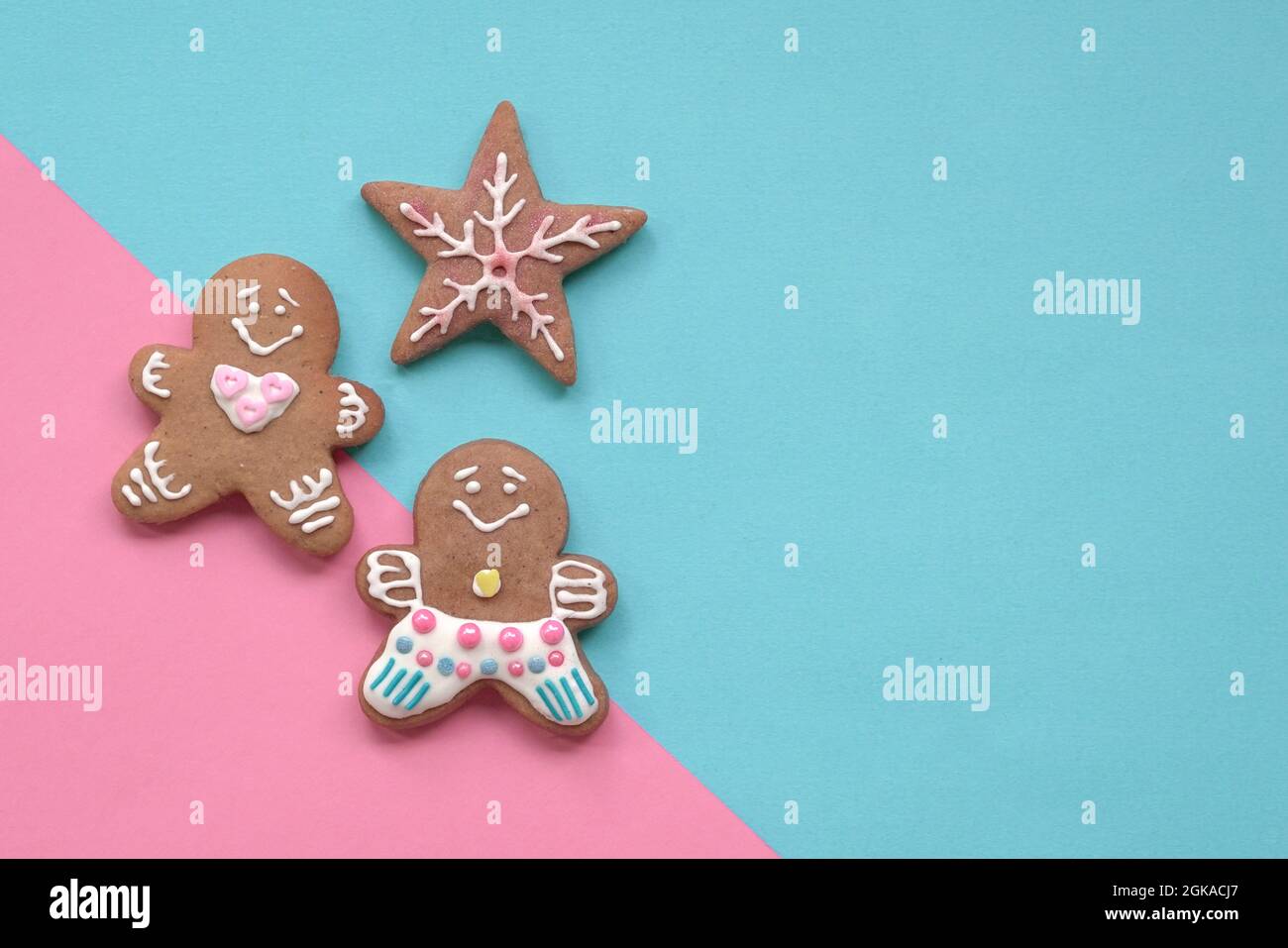 Biscotti uomo di pan di zenzero su sfondo blu e rosa. Spazio di copia. Foto Stock