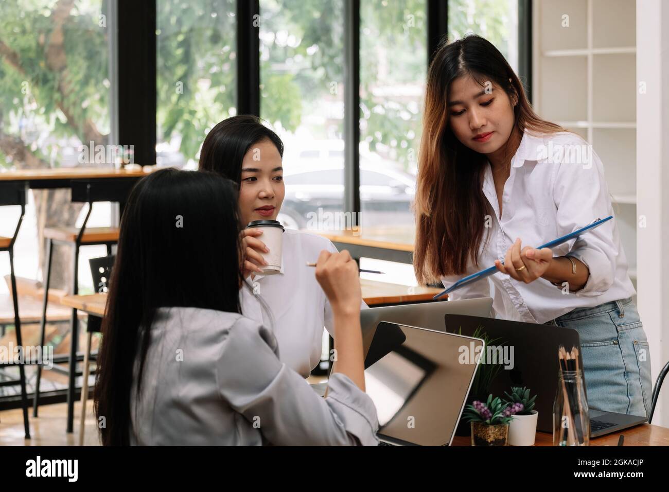 Gruppo di giovani asiatici in abbigliamento casual smart discutere ufficio business, Business Team Corporate Organization Meeting Concept. Foto Stock