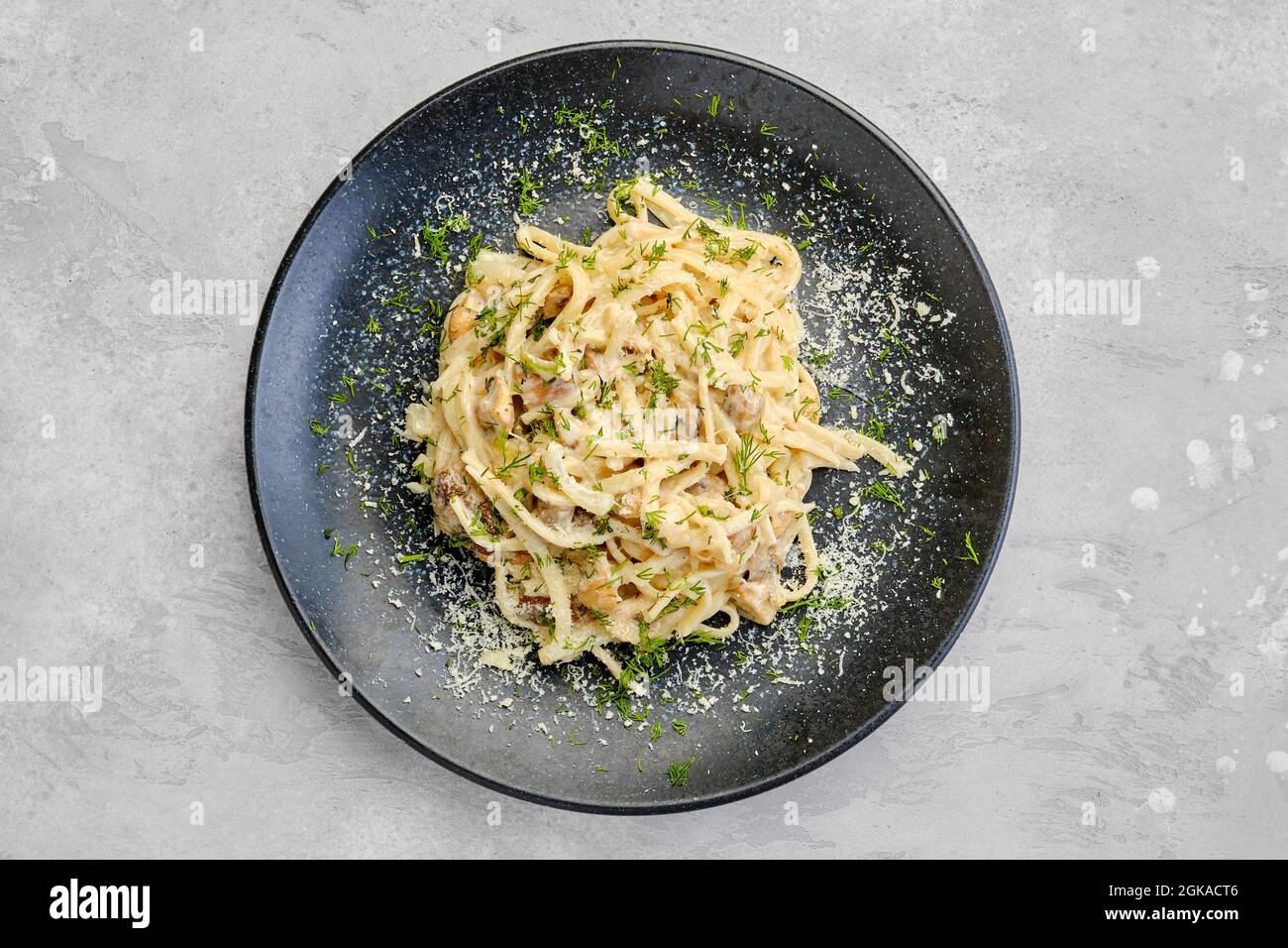 Vista dall'alto di pasta con miele agarici, cipolla e formaggio su un piatto Foto Stock