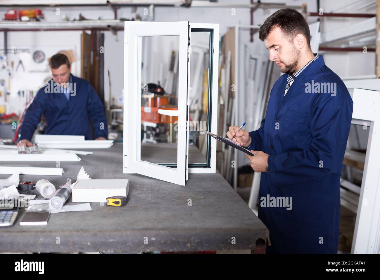 Il giovane fornitore sta prendendo ordine dal cliente Foto Stock