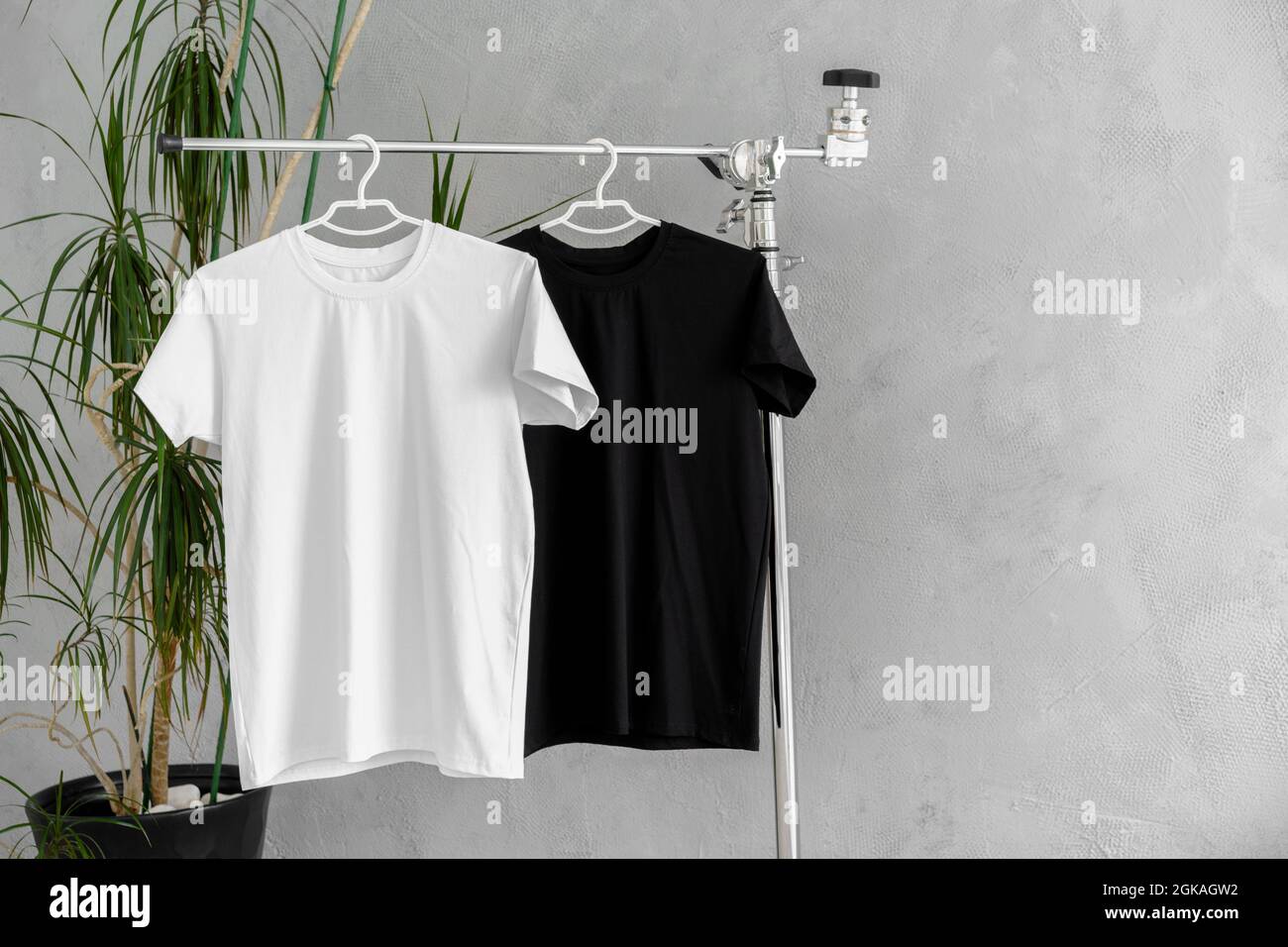 T shirt bianche e nere su appendiabiti per presentazioni di design Foto stock Alamy