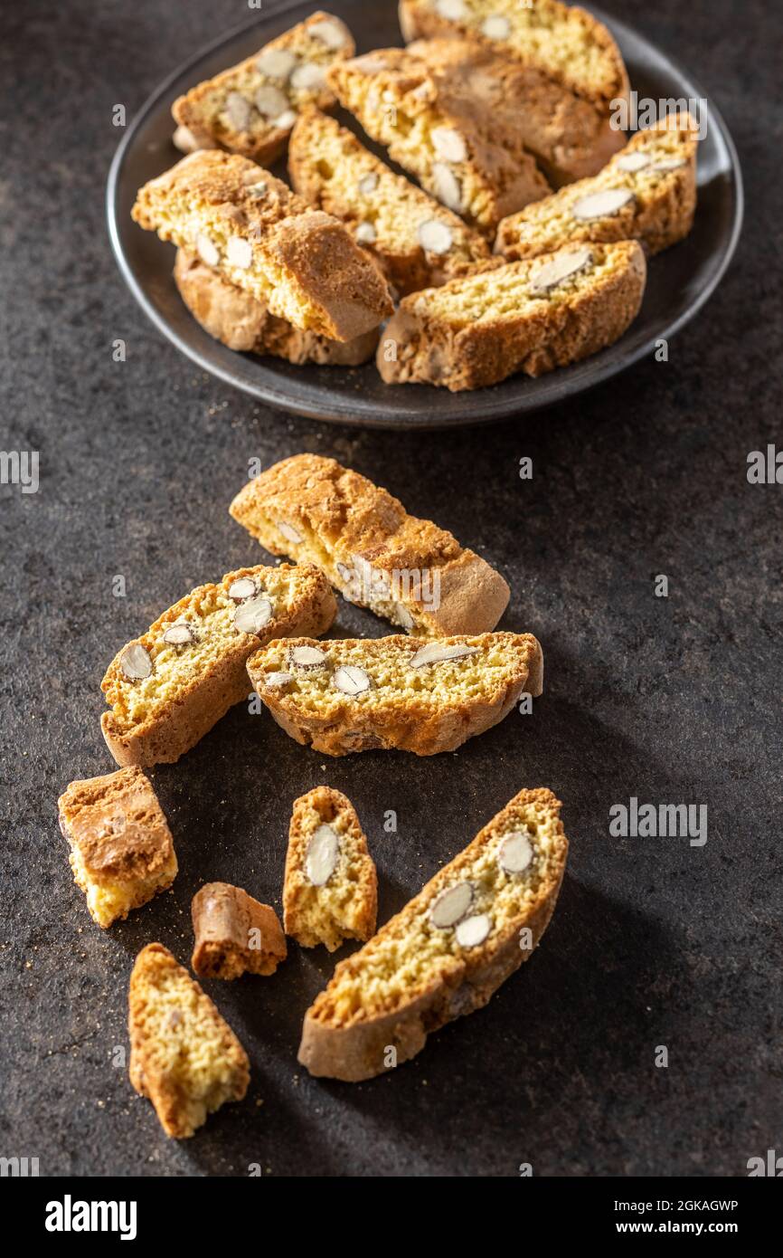 Biscotti italiani cantuccini. Biscotti secchi dolci con mandorle su tavola  nera Foto stock - Alamy