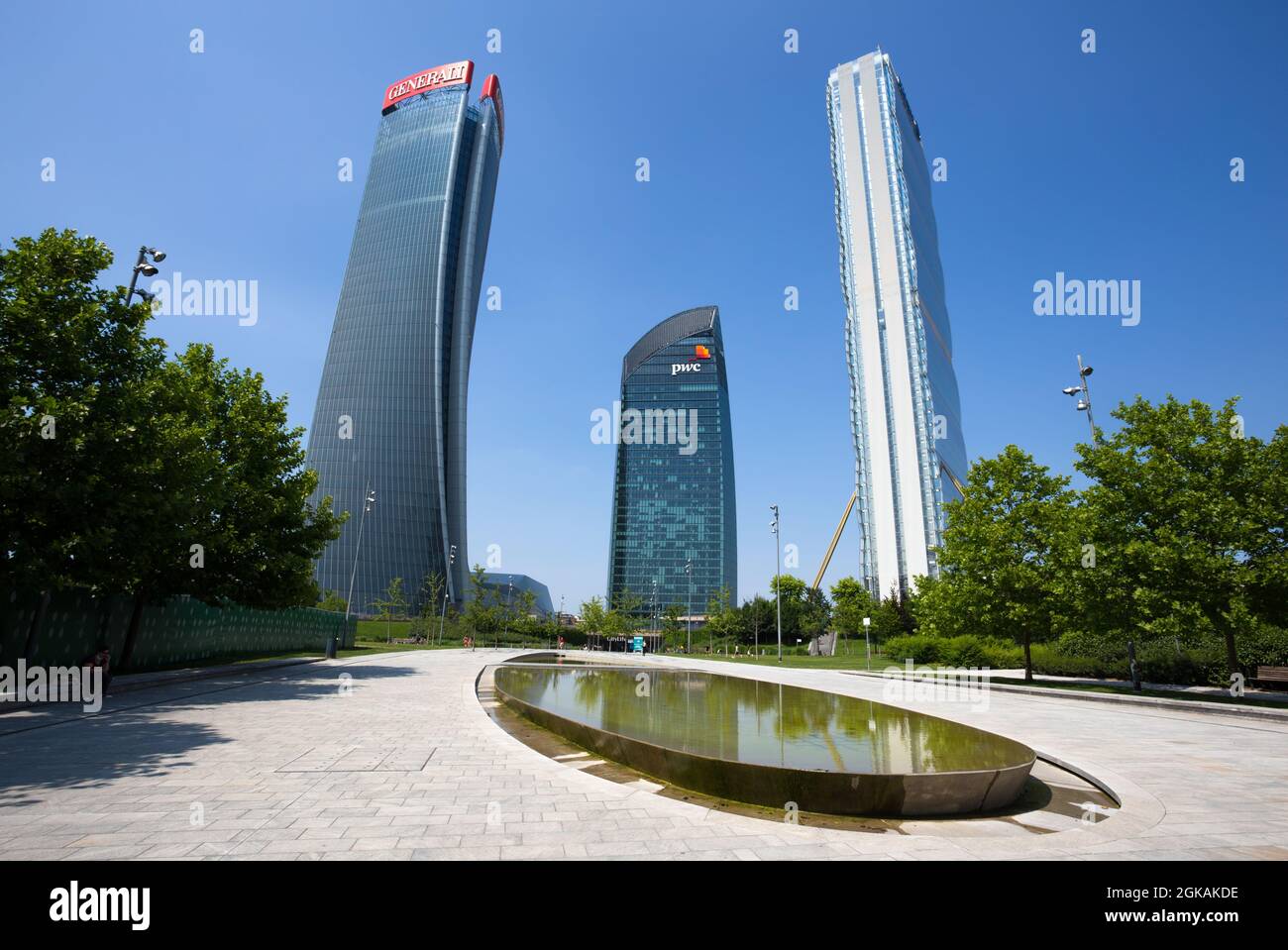 MILANO, ITALIA 15 GIUGNO 2021 - edifici del complesso 'tre Torri' nel quartiere della vita cittadina, nella Torre Hadid, nella Torre Isozaki e nella Torre Libesking di Milano. Foto Stock