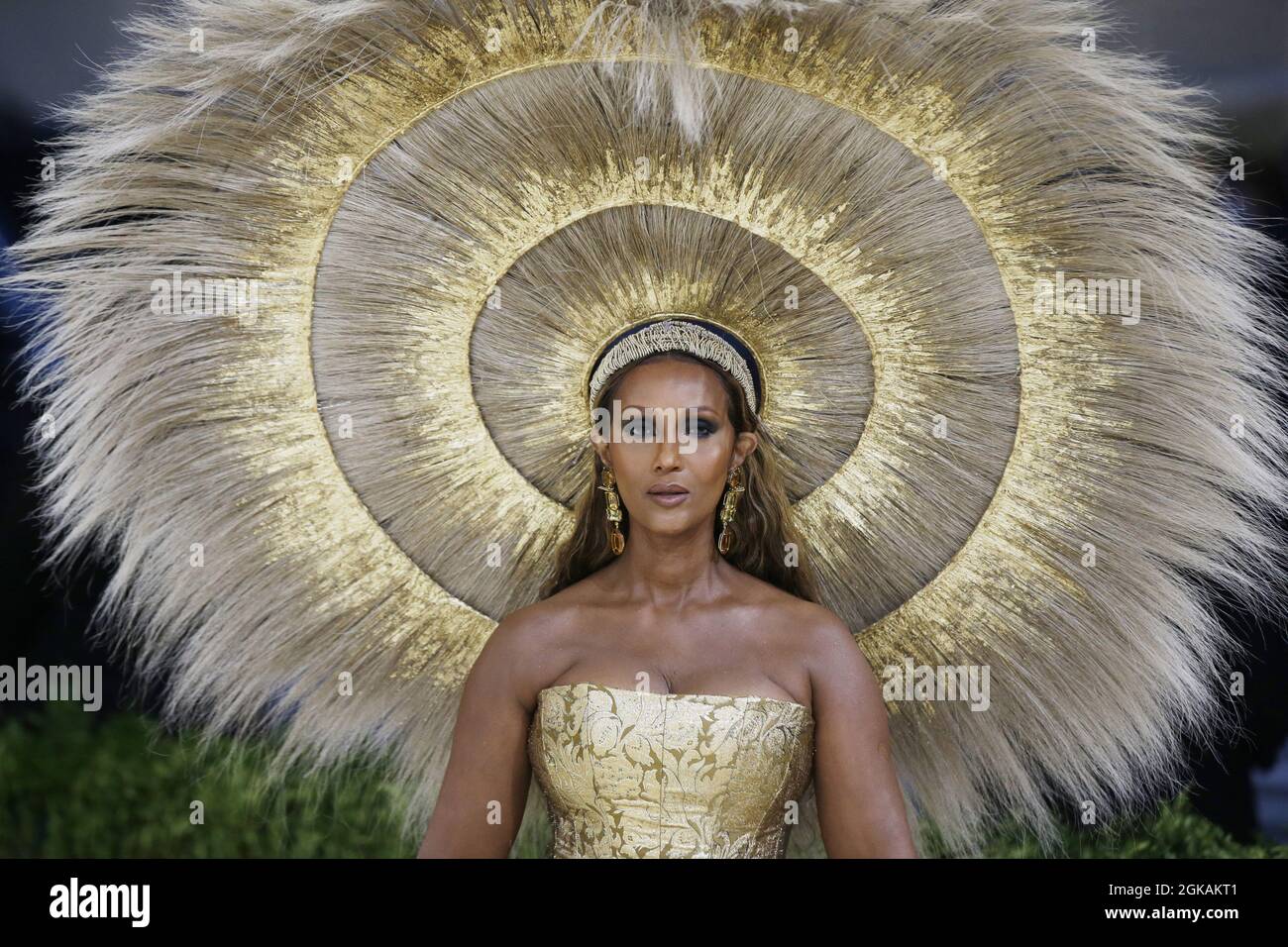 New York, Stati Uniti. 14 settembre 2021. Iman arriva sul tappeto rosso per il Met Gala al Metropolitan Museum of Art celebrando l'apertura di in America: Un Lessico di Moda a New York City lunedì 13 settembre 2021. Foto di John Angelillo/UPI Credit: UPI/Alamy Live News Foto Stock