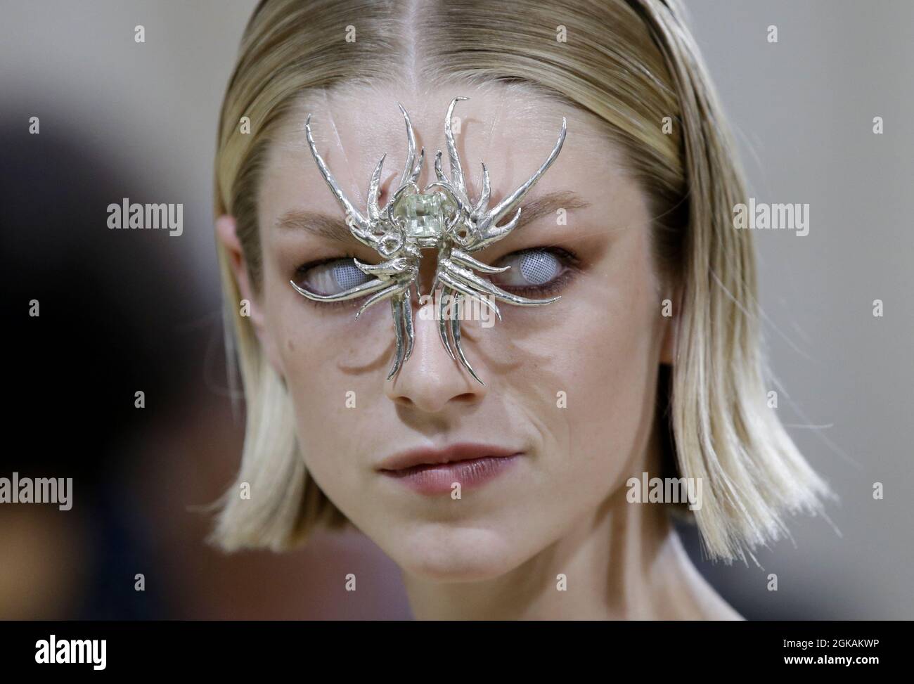 New York, Stati Uniti. 14 settembre 2021. Hunter Schafer arriva sul tappeto rosso per il Met Gala al Metropolitan Museum of Art celebrando l'apertura di in America: Un lessico di moda a New York City lunedì 13 settembre 2021. Foto di John Angelillo/UPI Credit: UPI/Alamy Live News Foto Stock