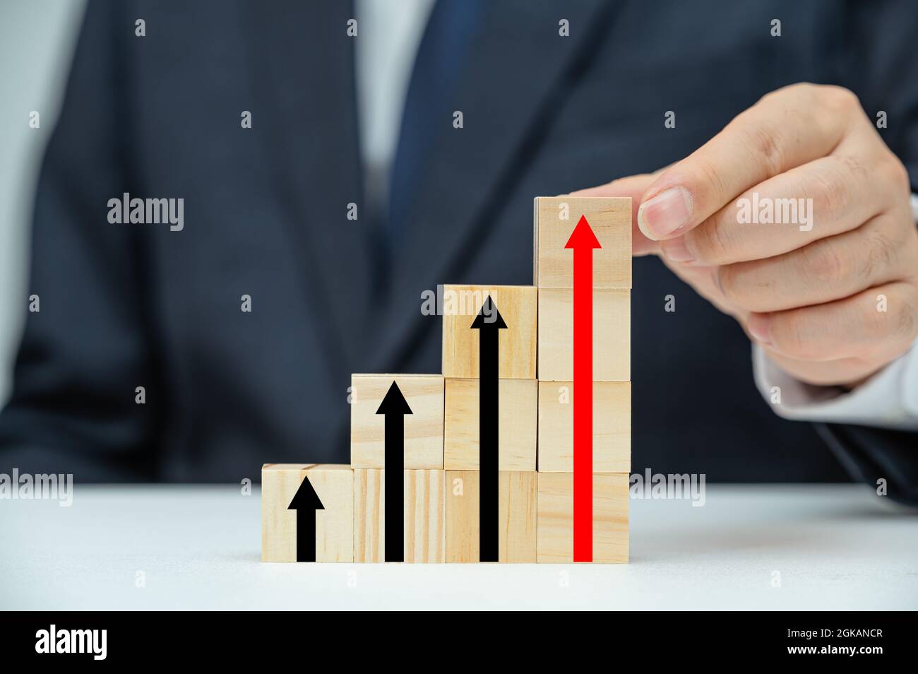 Le mani di un uomo d'affari maschile che sta impilando blocchi di legno. Processo di successo per la crescita dei concept aziendali. Foto Stock Le mani di un uomo d'affari maschile che sta impilando blocchi di legno. Processo di successo per la crescita dei concept aziendali. Foto Stock