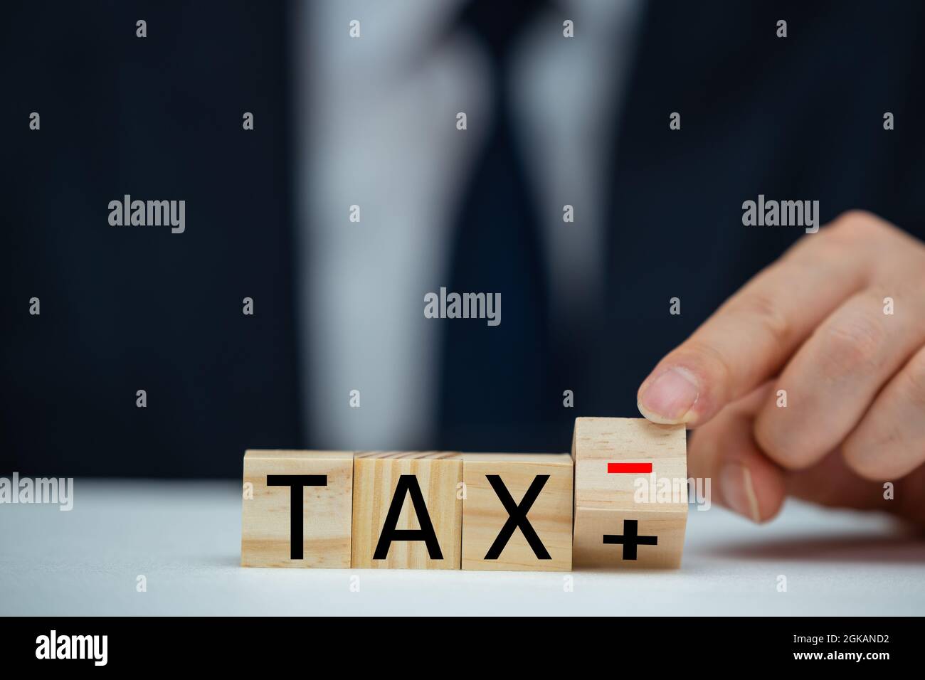 Le mani di un uomo d'affari maschile che sta impilando blocchi di legno. Concetto di business e Time to Tax Foto Stock Le mani di un uomo d'affari maschile che sta impilando blocchi di legno. Concetto di business e Time to Tax Foto Stock